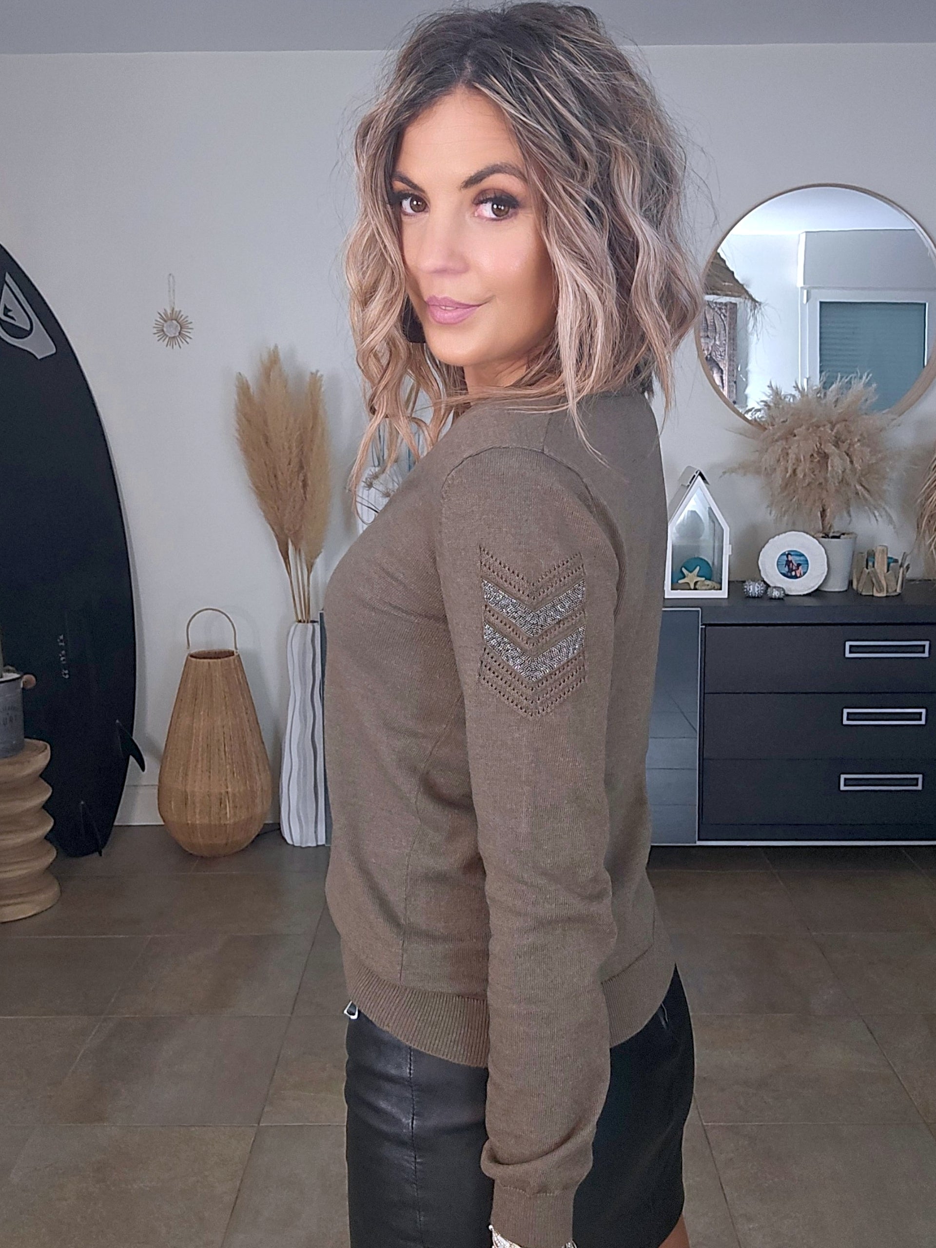 Pull kaki avec écusson à perles bijoux - 𝐌𝐚𝐫𝐢𝐧𝐚𝟒𝟒𝐟𝐚𝐦𝐢𝐥𝐲