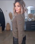 Pull kaki avec écusson à perles bijoux - 𝐌𝐚𝐫𝐢𝐧𝐚𝟒𝟒𝐟𝐚𝐦𝐢𝐥𝐲