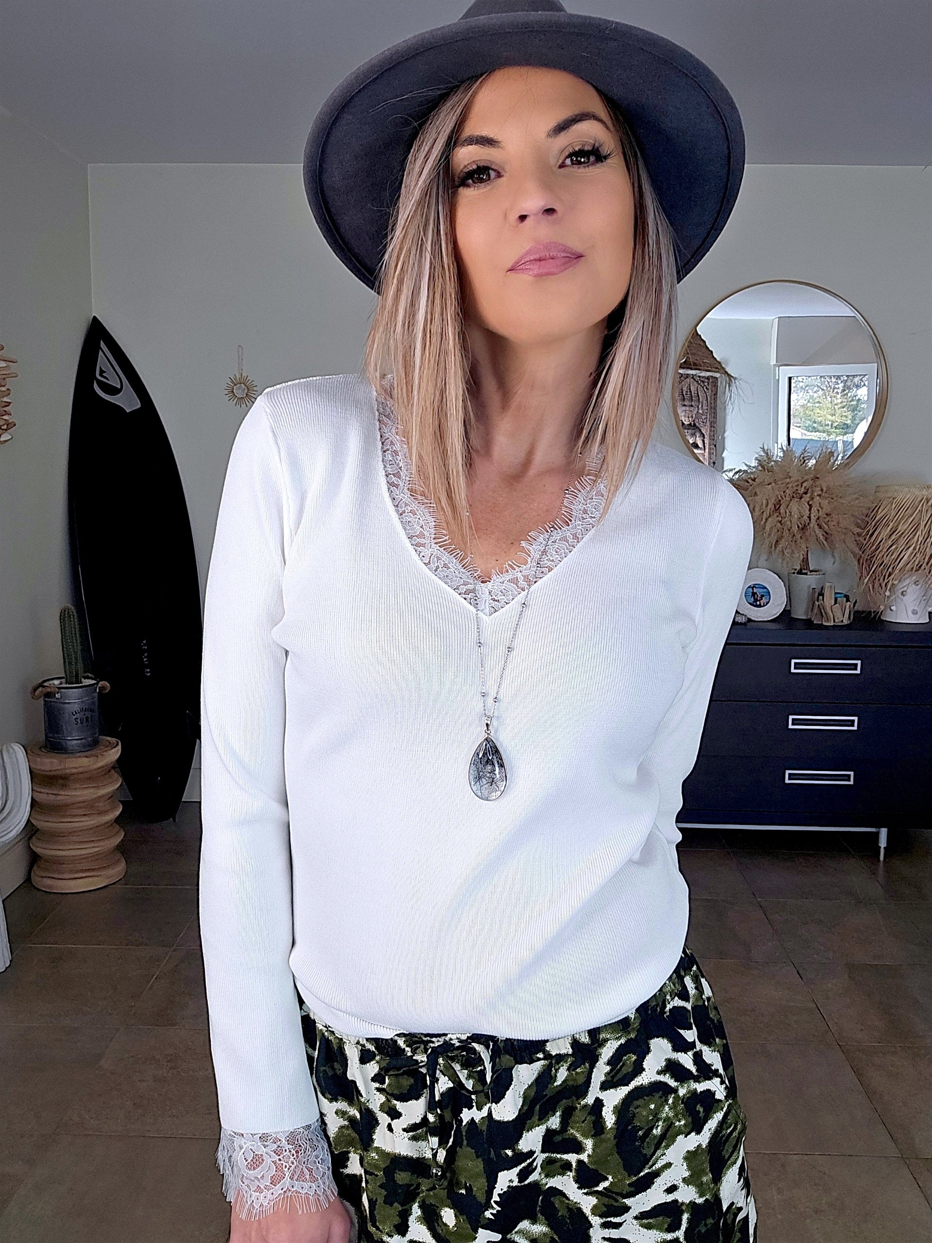 Pull blanc avec dentelle - 𝐌𝐚𝐫𝐢𝐧𝐚𝟒𝟒𝐟𝐚𝐦𝐢𝐥𝐲