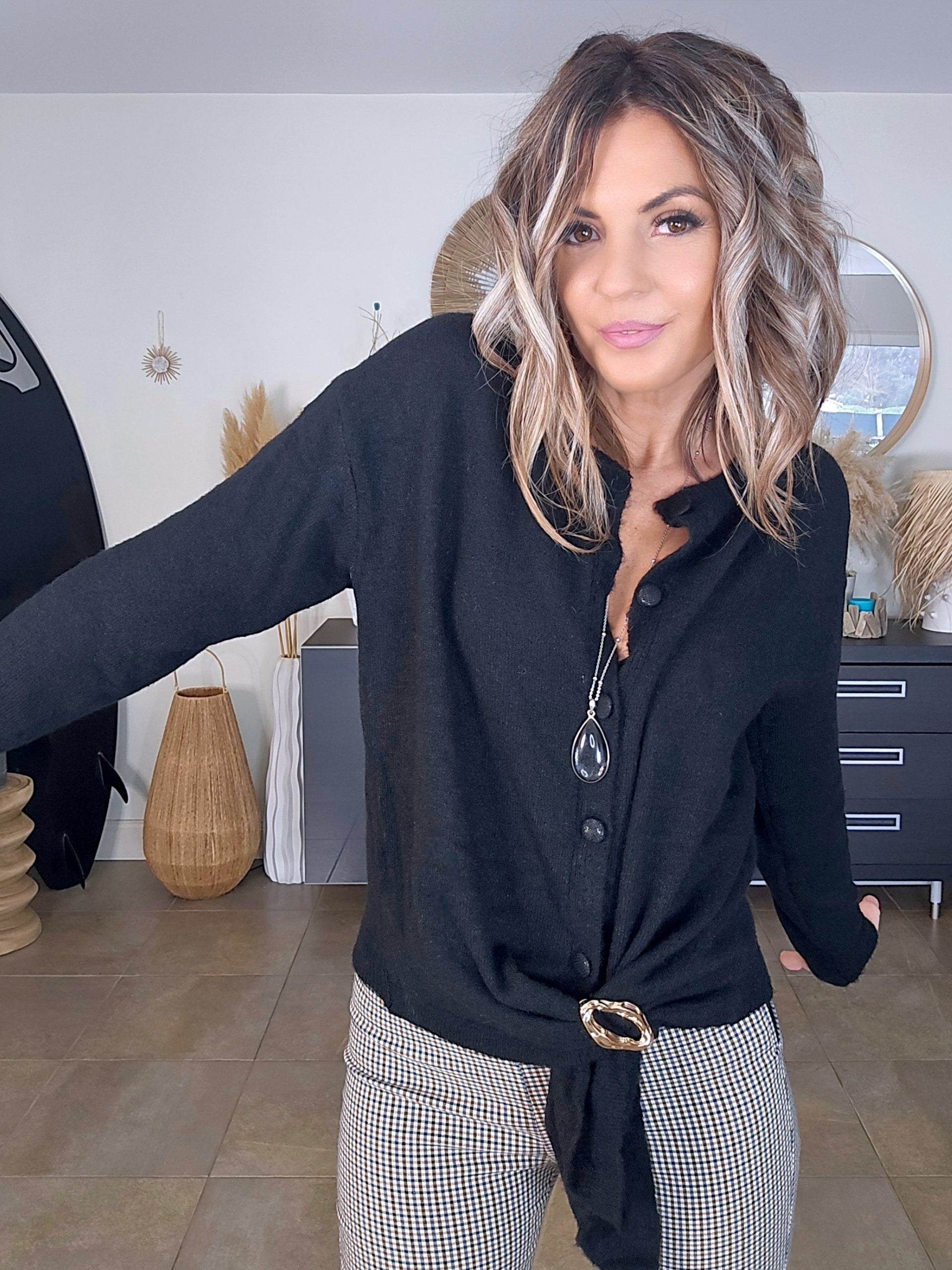 Cardigan noir à boucle dorée - 𝐌𝐚𝐫𝐢𝐧𝐚𝟒𝟒𝐟𝐚𝐦𝐢𝐥𝐲