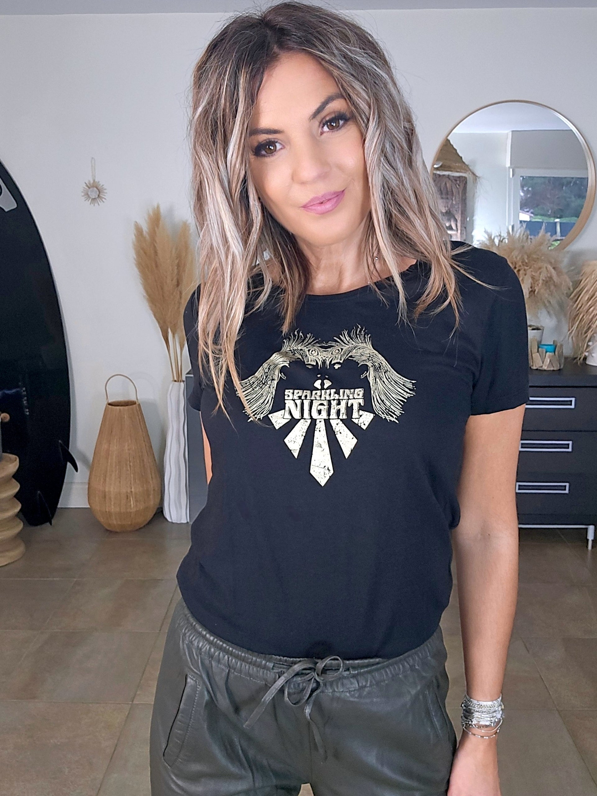 T-shirt noir à inscriptions dorées - 𝐌𝐚𝐫𝐢𝐧𝐚𝟒𝟒𝐟𝐚𝐦𝐢𝐥𝐲