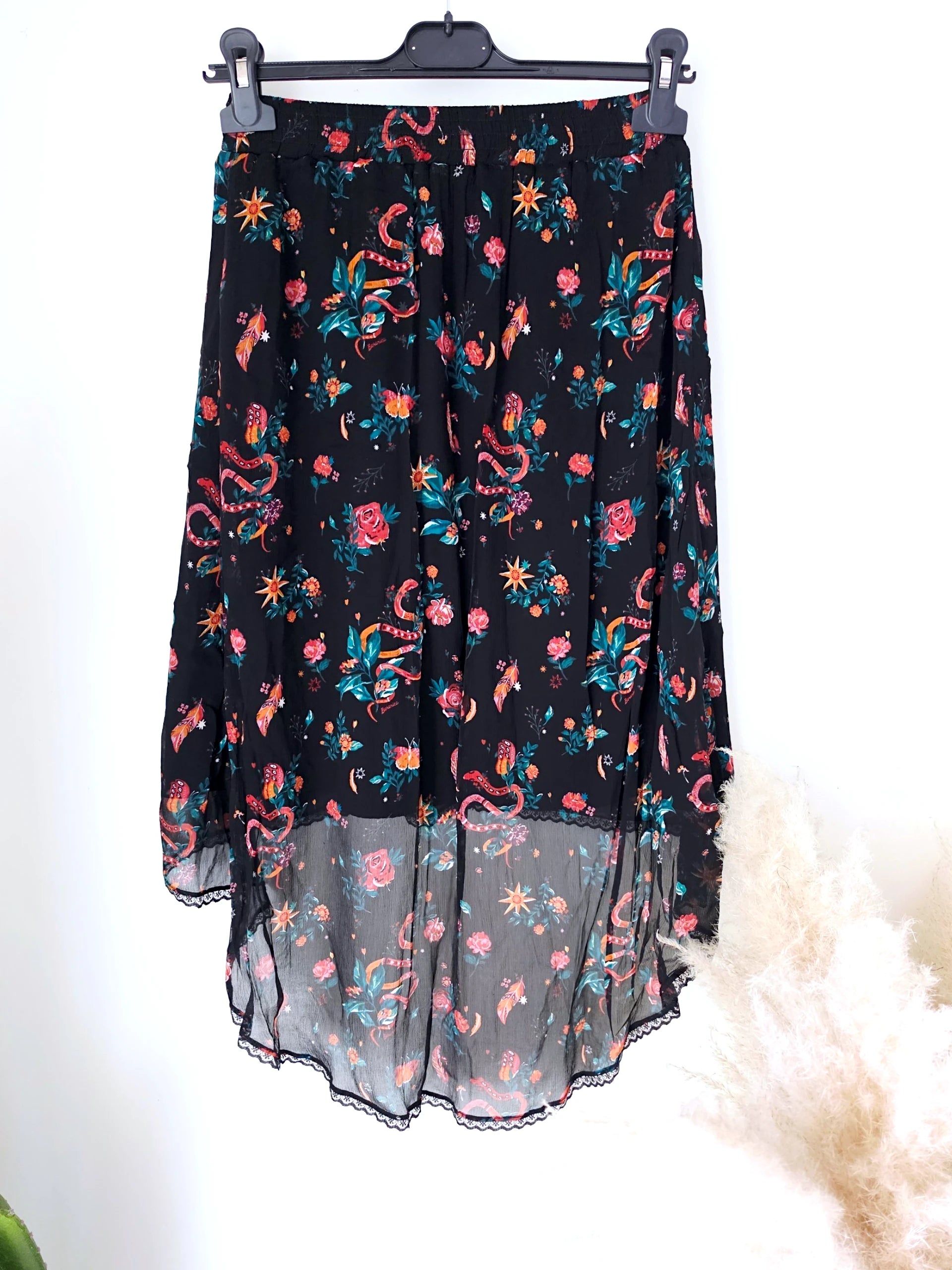 Jupe asymétrique noire à imprimé fleuri
