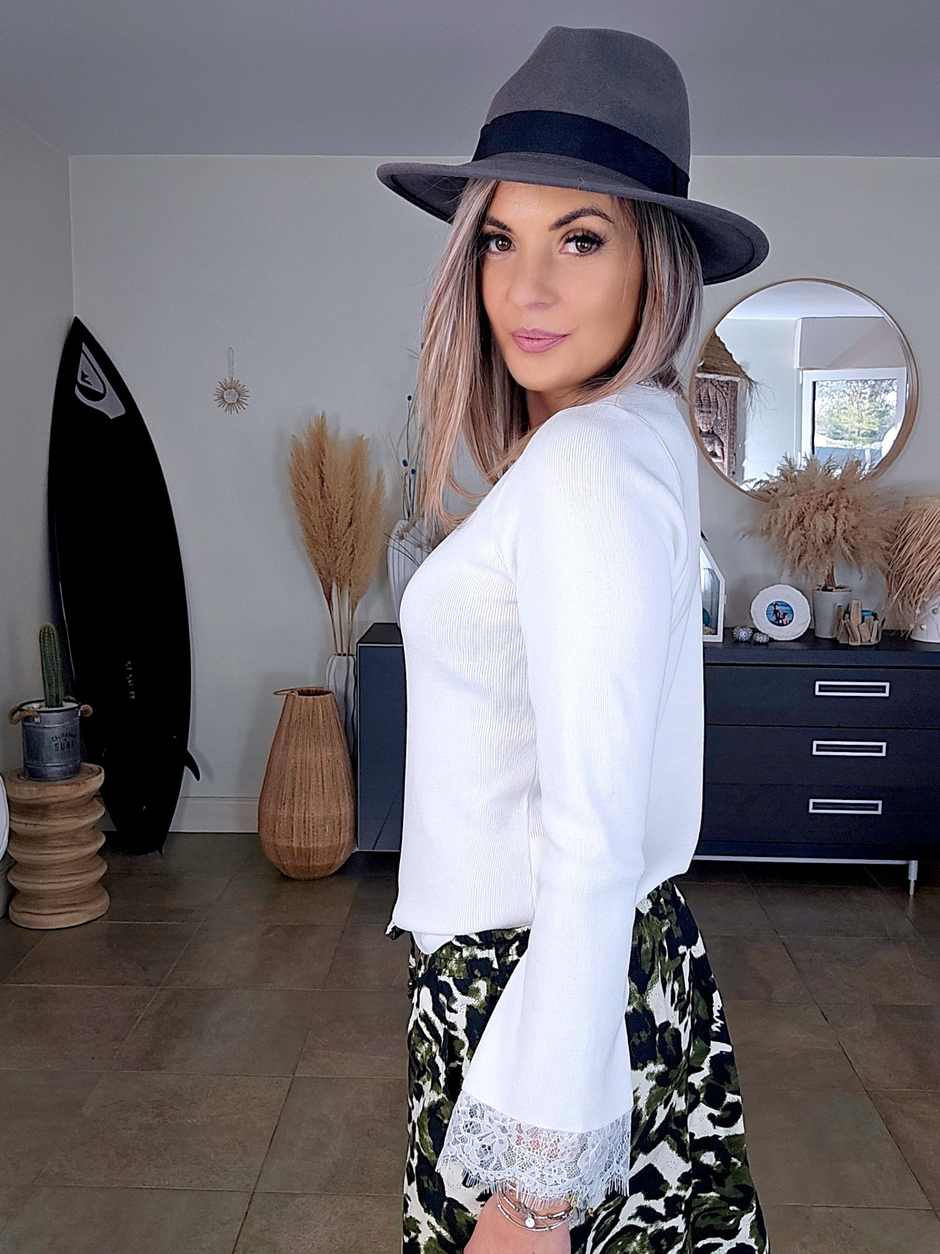 Pull blanc avec dentelle - 𝐌𝐚𝐫𝐢𝐧𝐚𝟒𝟒𝐟𝐚𝐦𝐢𝐥𝐲