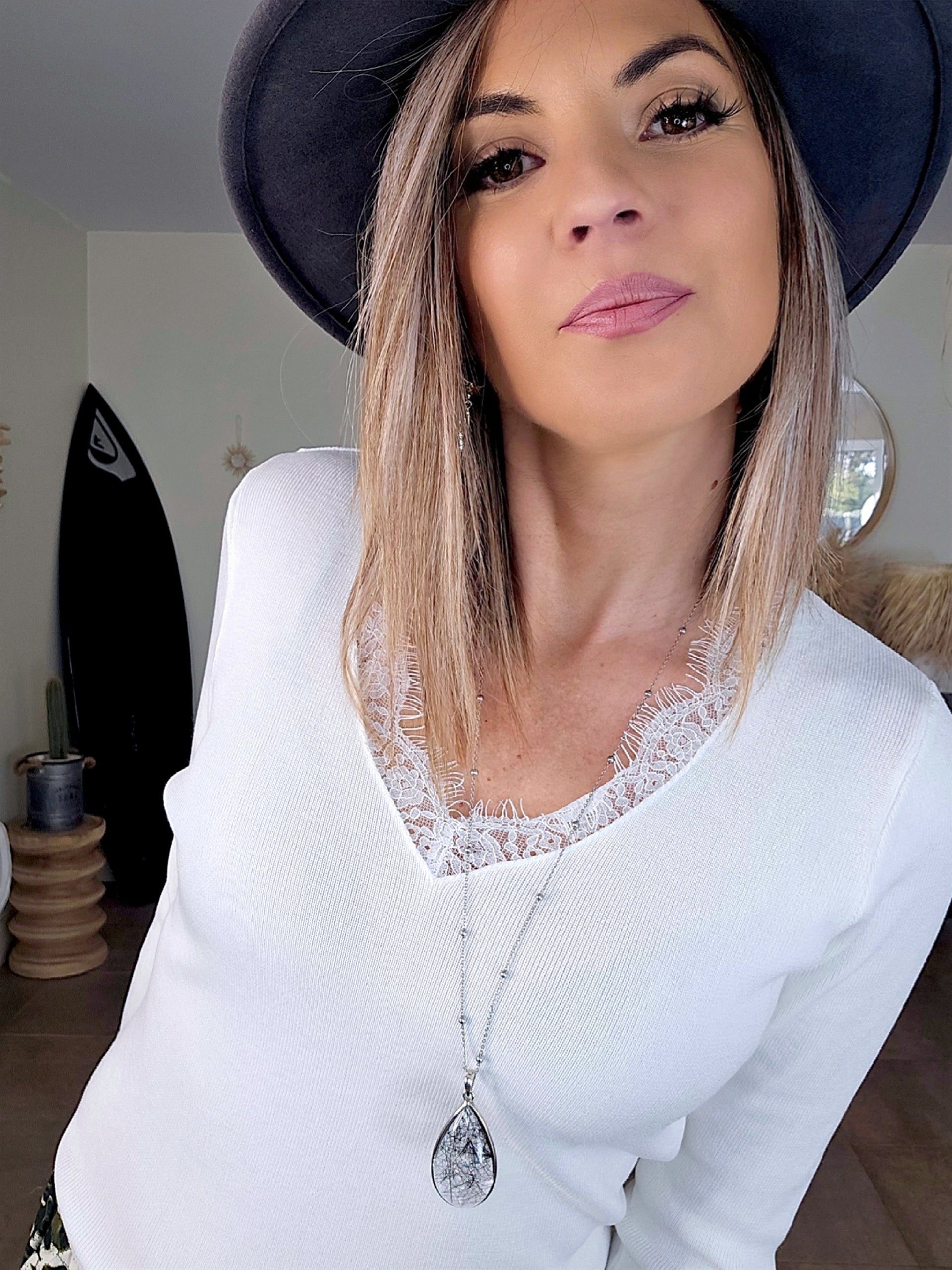 Pull blanc avec dentelle - 𝐌𝐚𝐫𝐢𝐧𝐚𝟒𝟒𝐟𝐚𝐦𝐢𝐥𝐲