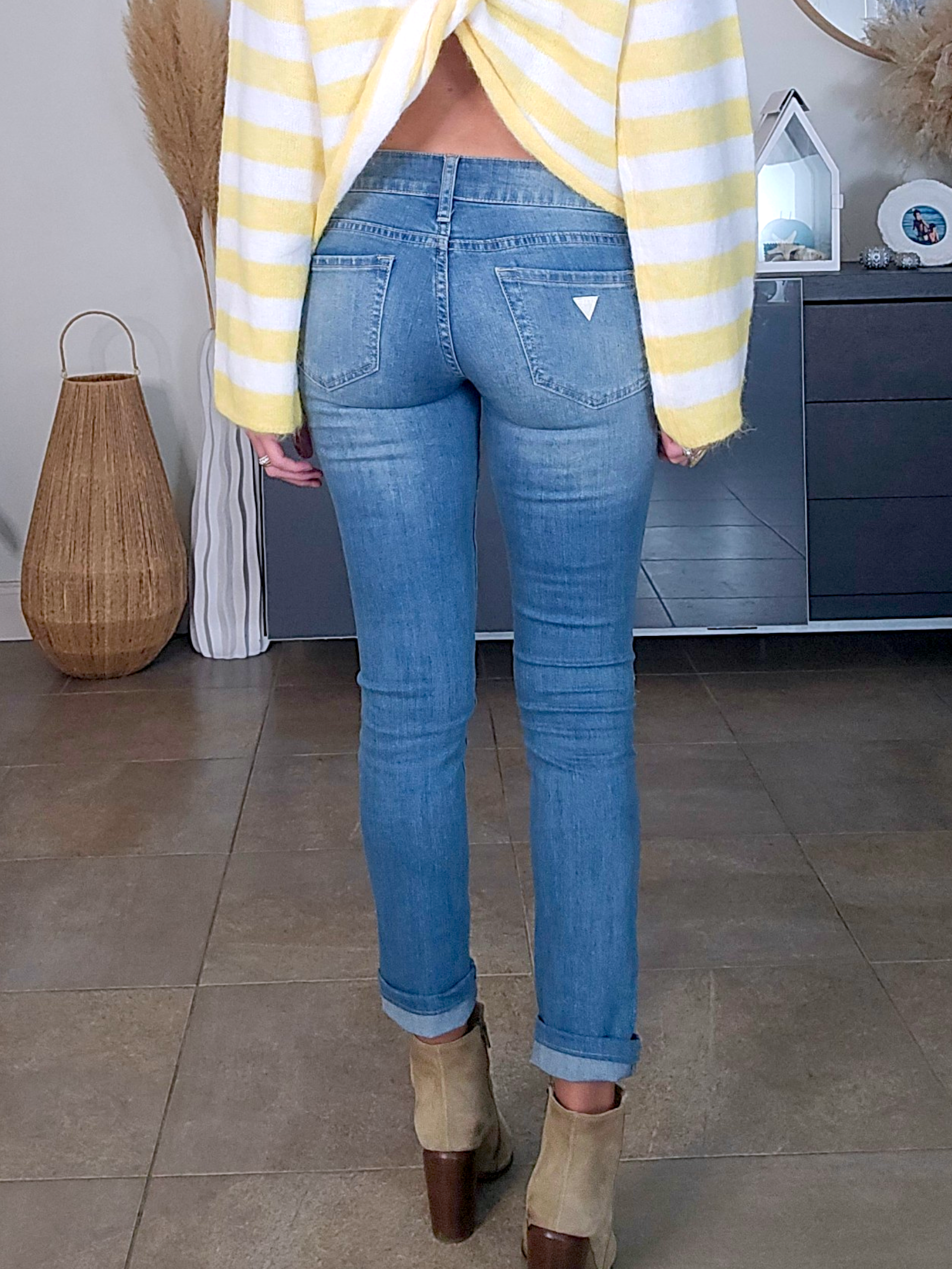 Jean bleu délavé avec empiècements en dentelle - 𝐌𝐚𝐫𝐢𝐧𝐚𝟒𝟒𝐟𝐚𝐦𝐢𝐥𝐲