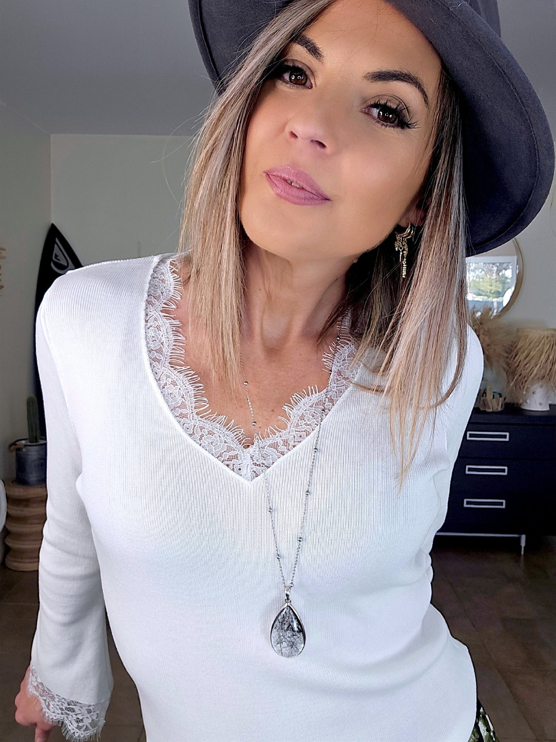 Pull blanc avec dentelle - 𝐌𝐚𝐫𝐢𝐧𝐚𝟒𝟒𝐟𝐚𝐦𝐢𝐥𝐲