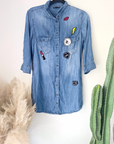 Robe chemise bleue à écussons - 𝐌𝐚𝐫𝐢𝐧𝐚𝟒𝟒𝐟𝐚𝐦𝐢𝐥𝐲