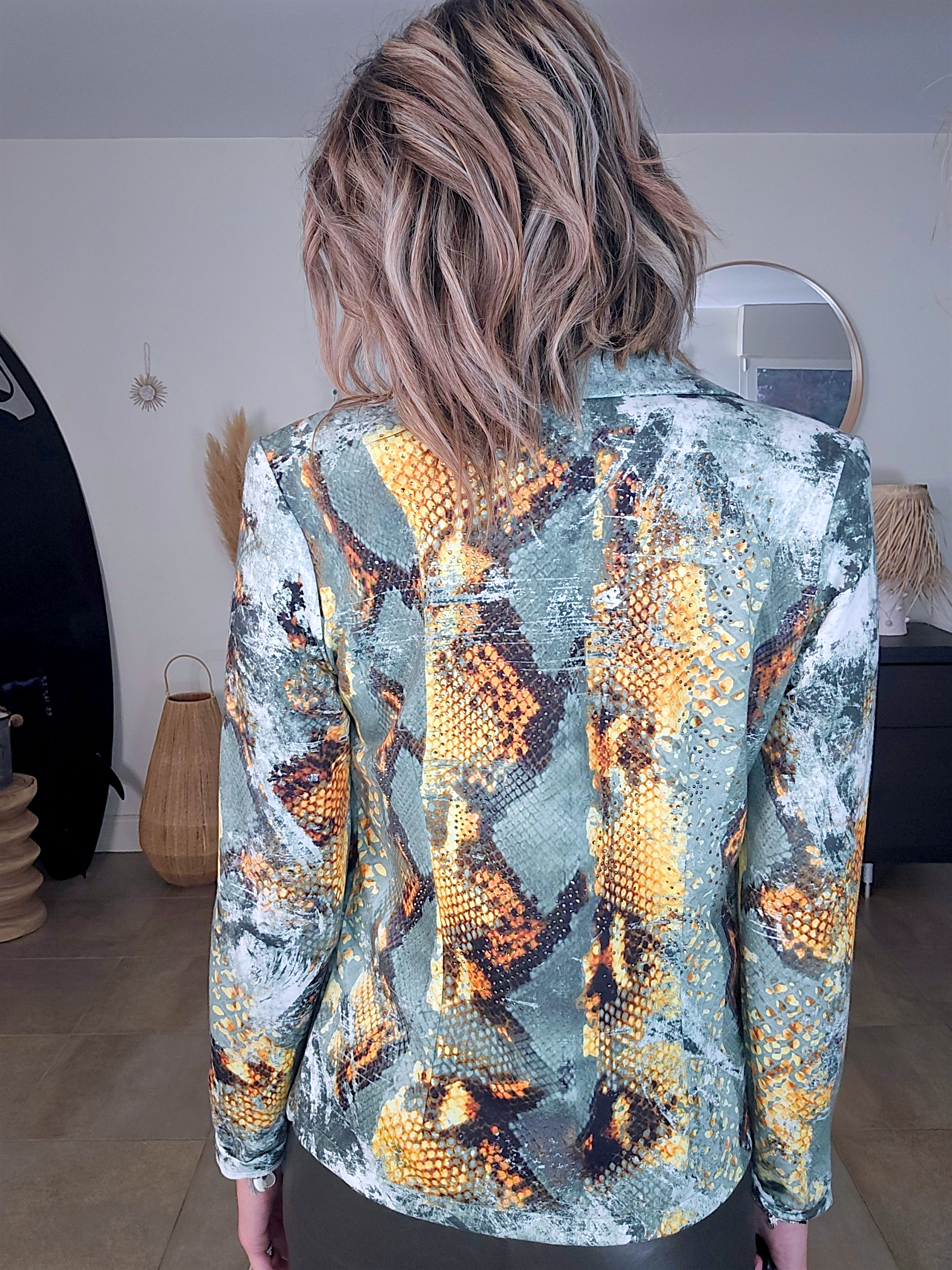 Veste cintrée à imprimé python vert et jaune, munie de strass - 𝐌𝐚𝐫𝐢𝐧𝐚𝟒𝟒𝐟𝐚𝐦𝐢𝐥𝐲
