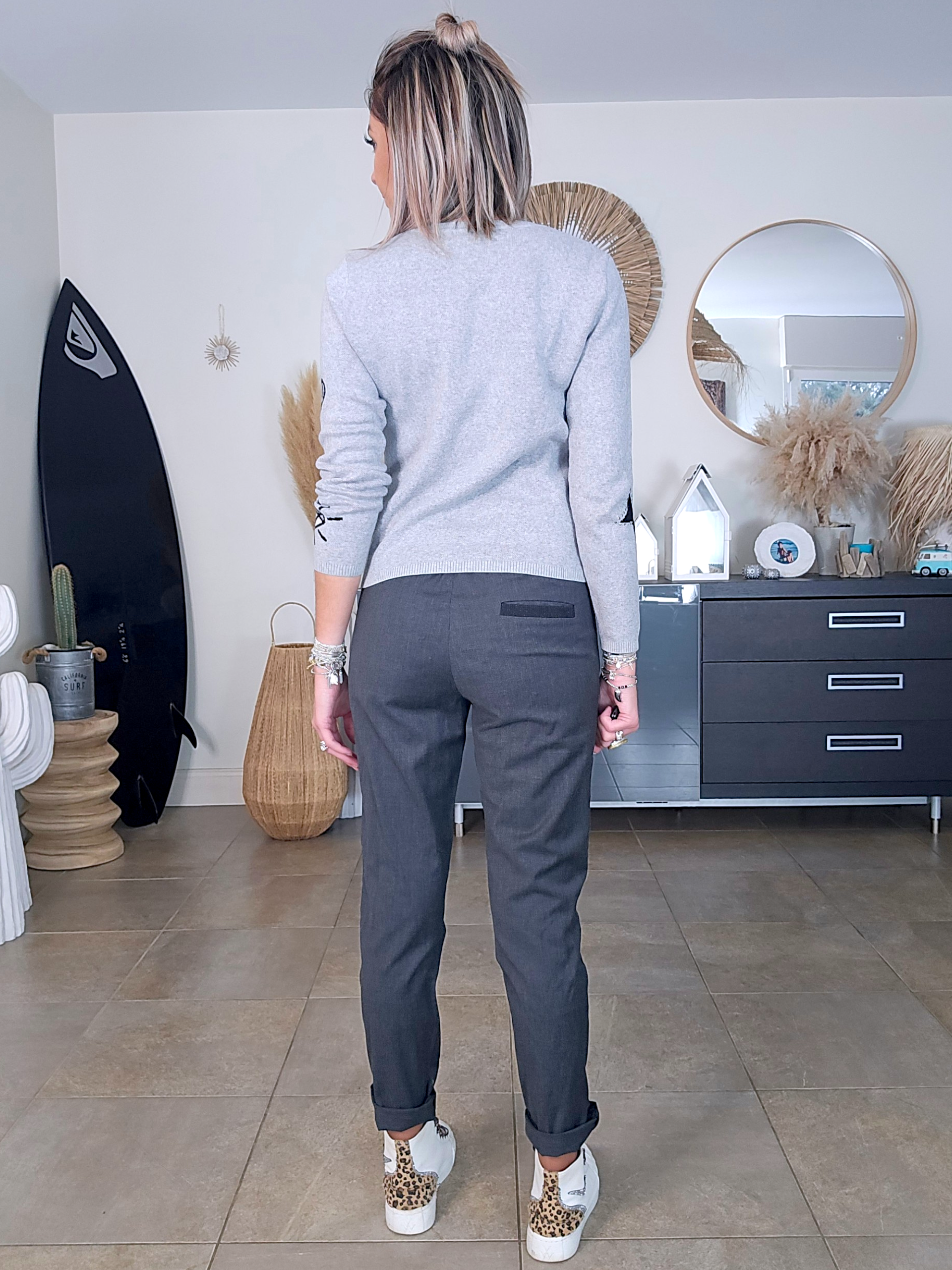 Pull gris à écussons - 𝐌𝐚𝐫𝐢𝐧𝐚𝟒𝟒𝐟𝐚𝐦𝐢𝐥𝐲