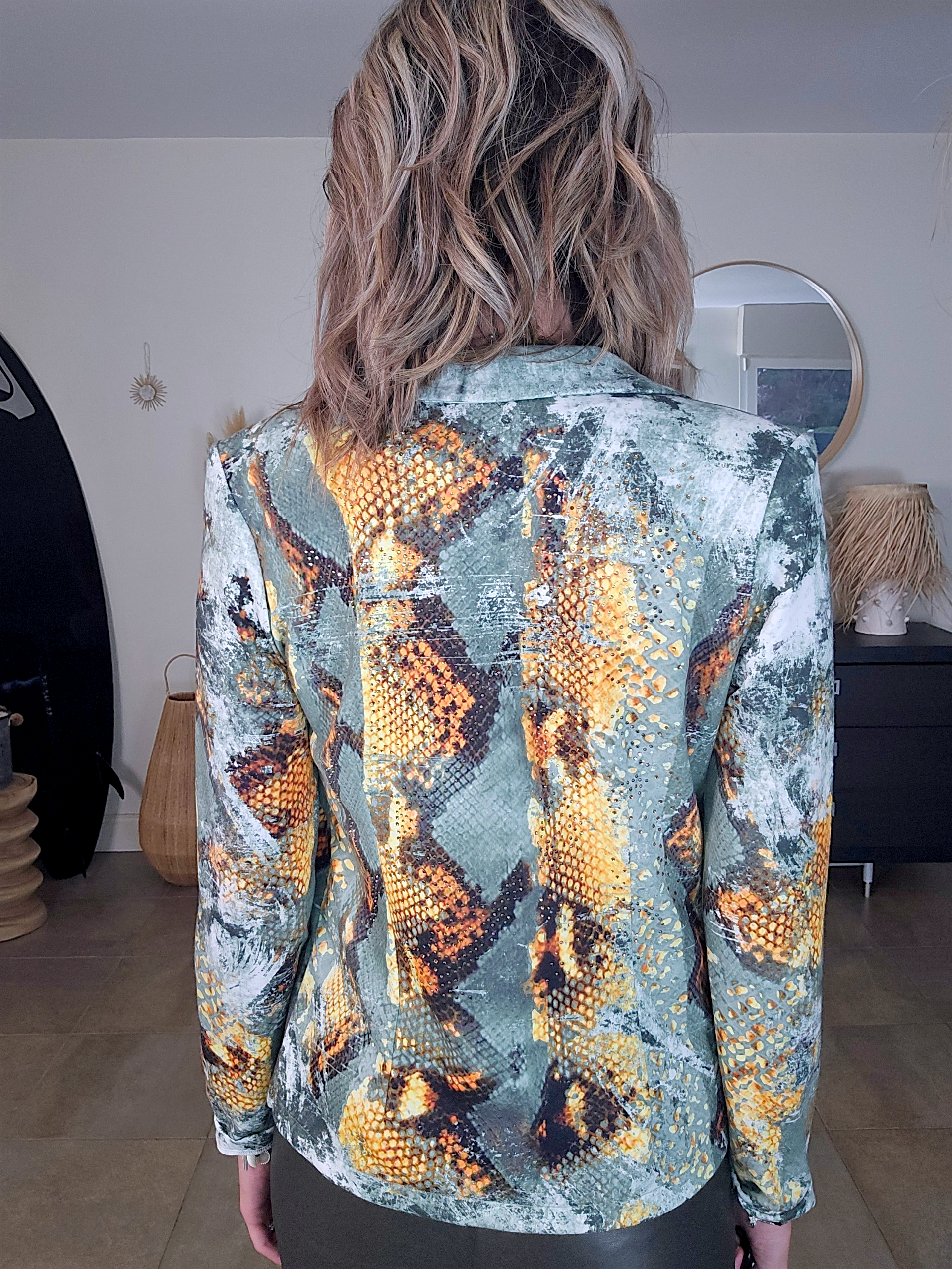 Veste cintrée à imprimé python vert et jaune, munie de strass - 𝐌𝐚𝐫𝐢𝐧𝐚𝟒𝟒𝐟𝐚𝐦𝐢𝐥𝐲