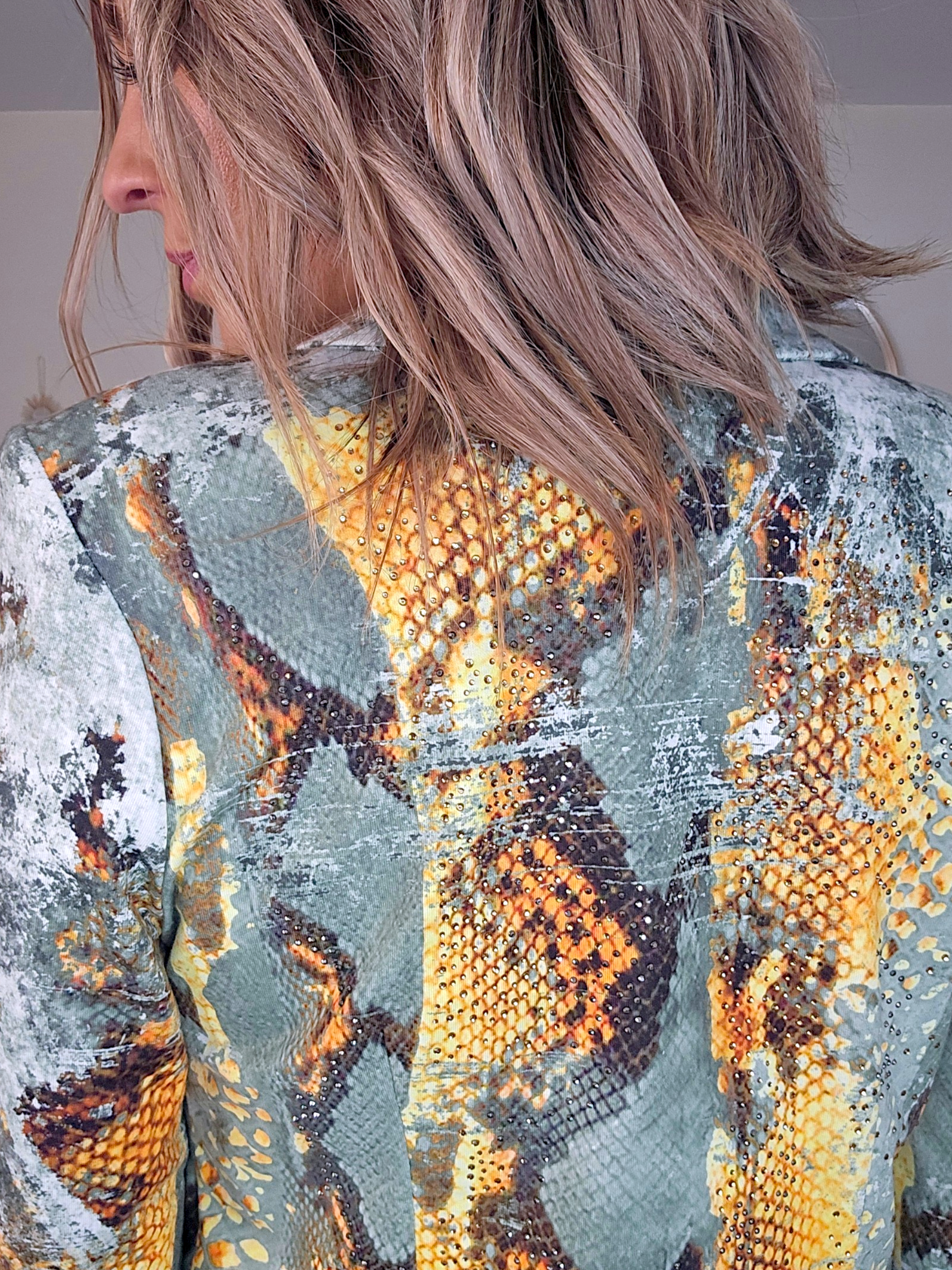 Veste cintrée à imprimé python vert et jaune, munie de strass - 𝐌𝐚𝐫𝐢𝐧𝐚𝟒𝟒𝐟𝐚𝐦𝐢𝐥𝐲