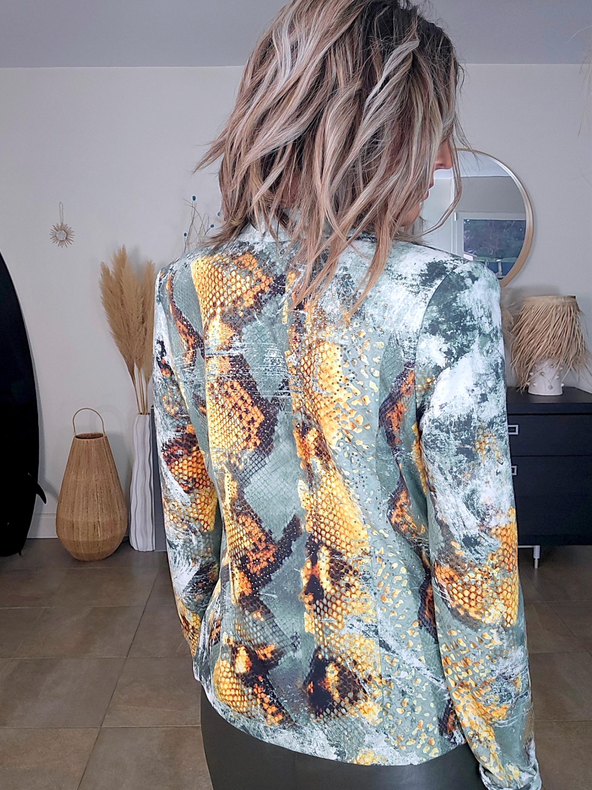 Veste cintrée à imprimé python vert et jaune, munie de strass - 𝐌𝐚𝐫𝐢𝐧𝐚𝟒𝟒𝐟𝐚𝐦𝐢𝐥𝐲