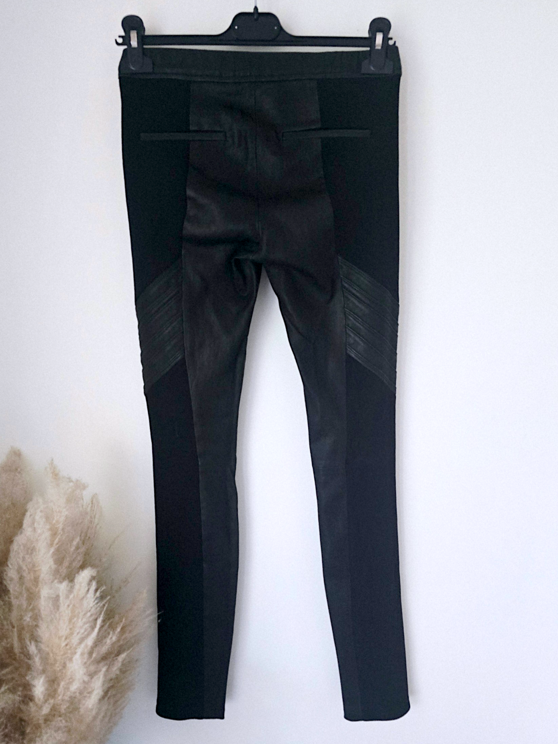 Legging noir bi-matière avec cuir - 𝐌𝐚𝐫𝐢𝐧𝐚𝟒𝟒𝐟𝐚𝐦𝐢𝐥𝐲