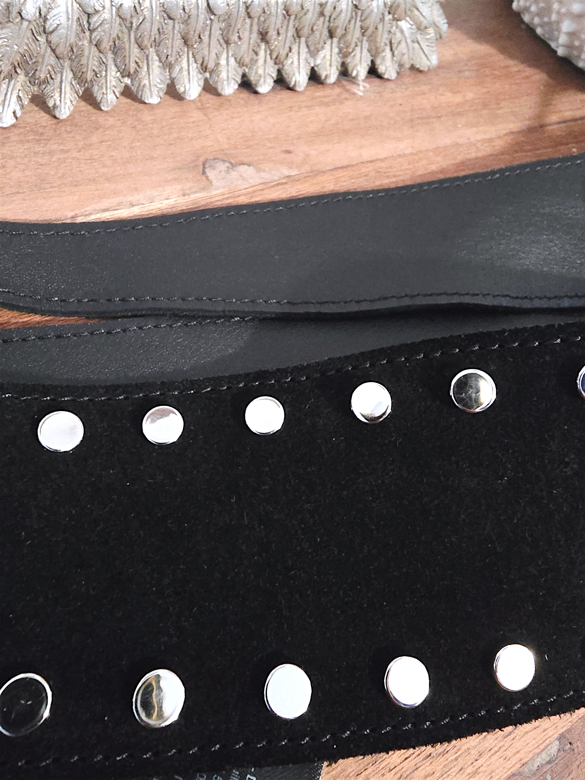 Ceinture noire cloutée 100% cuir - 𝐌𝐚𝐫𝐢𝐧𝐚𝟒𝟒𝐟𝐚𝐦𝐢𝐥𝐲