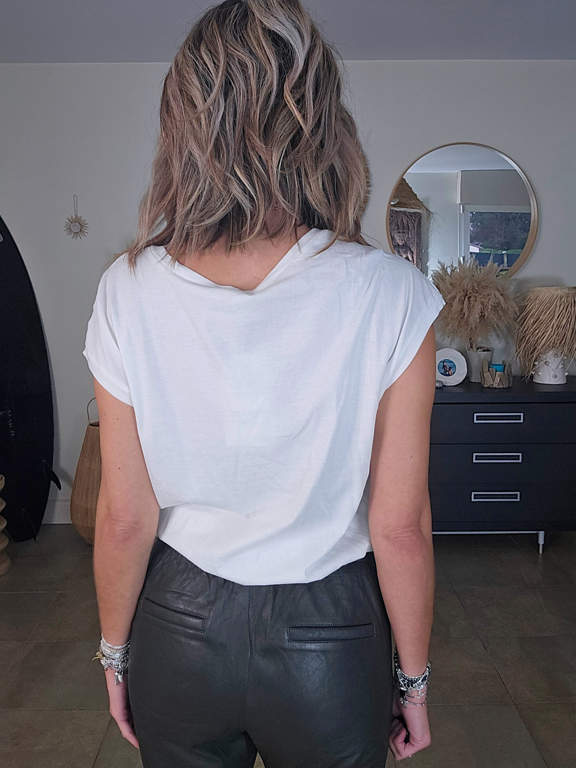 T-shirt blanc muni de perles multicolores peace n'love - 𝐌𝐚𝐫𝐢𝐧𝐚𝟒𝟒𝐟𝐚𝐦𝐢𝐥𝐲