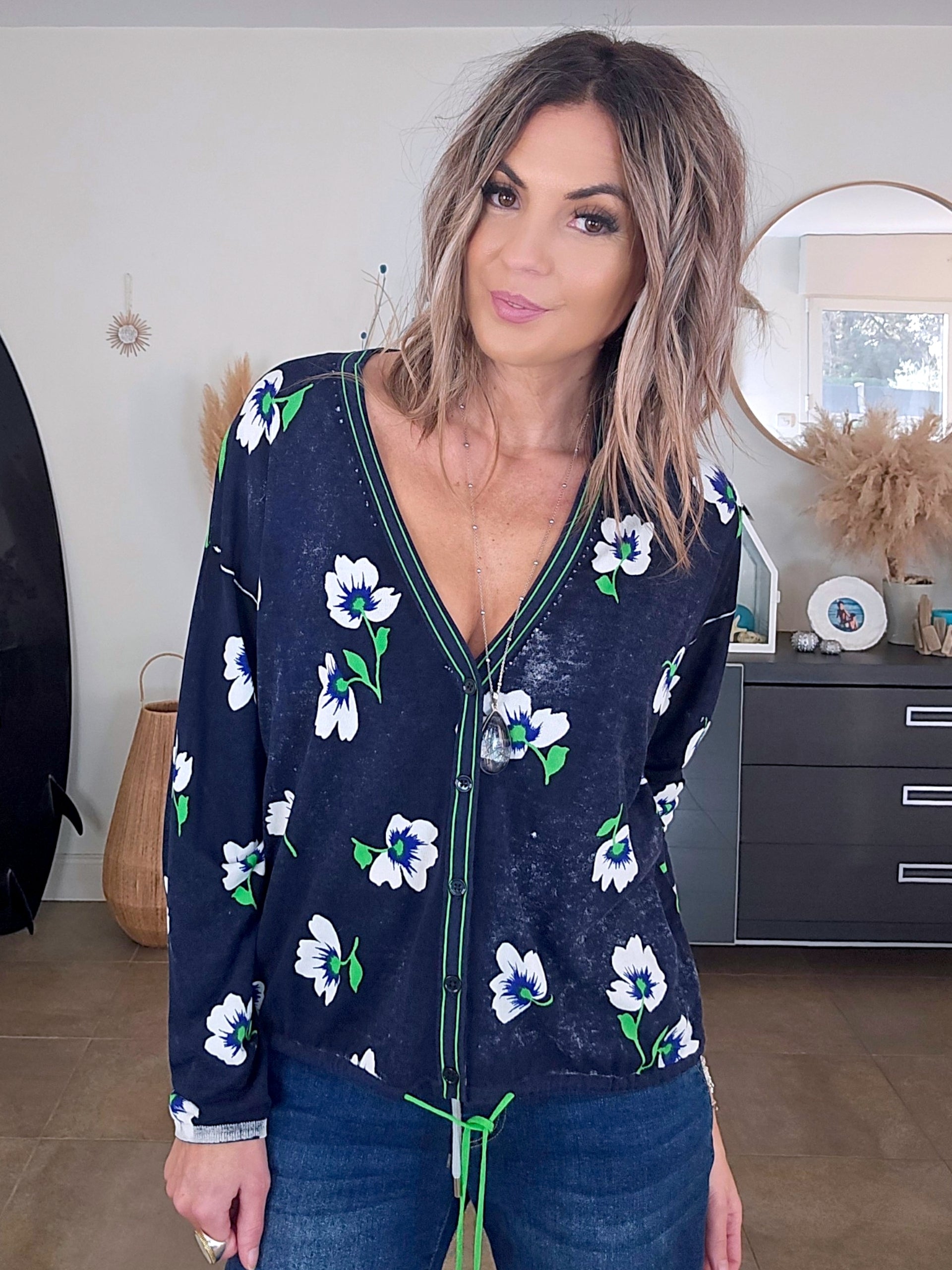 Cardigan bleu marine délavé à imprimé vert fluo - 𝐌𝐚𝐫𝐢𝐧𝐚𝟒𝟒𝐟𝐚𝐦𝐢𝐥𝐲
