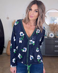 Cardigan bleu marine délavé à imprimé vert fluo - 𝐌𝐚𝐫𝐢𝐧𝐚𝟒𝟒𝐟𝐚𝐦𝐢𝐥𝐲