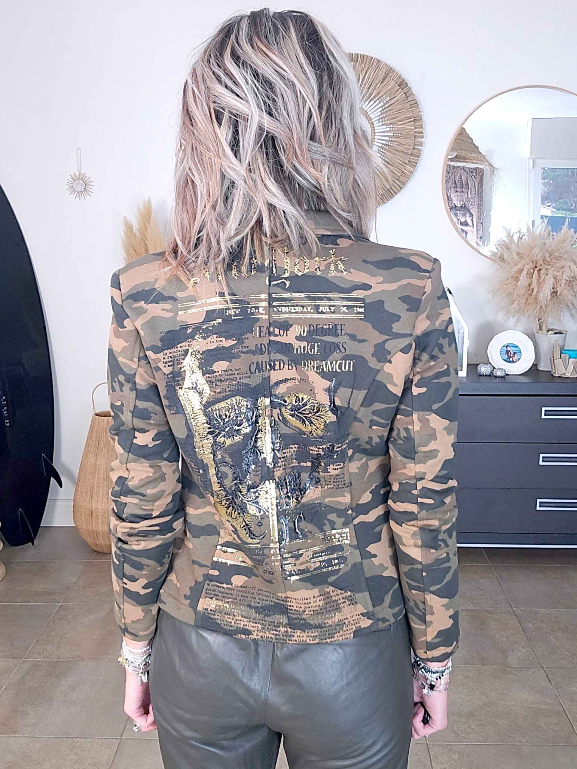 Veste cintrée camouflage kaki avec dessin et inscriptions dorées - 𝐌𝐚𝐫𝐢𝐧𝐚𝟒𝟒𝐟𝐚𝐦𝐢𝐥𝐲