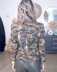 Veste cintrée camouflage kaki avec dessin et inscriptions dorées - 𝐌𝐚𝐫𝐢𝐧𝐚𝟒𝟒𝐟𝐚𝐦𝐢𝐥𝐲