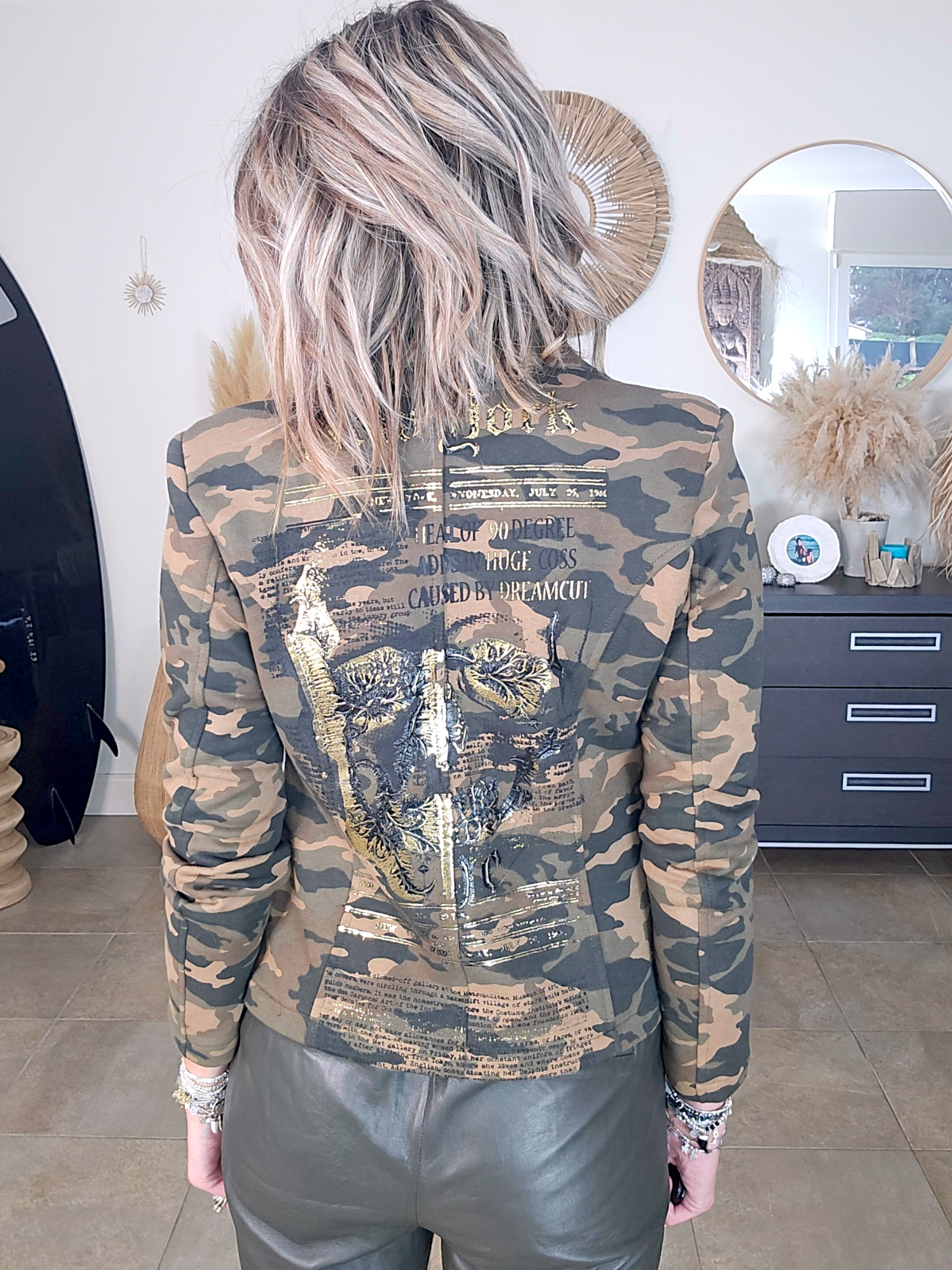 Veste cintrée camouflage kaki avec dessin et inscriptions dorées - 𝐌𝐚𝐫𝐢𝐧𝐚𝟒𝟒𝐟𝐚𝐦𝐢𝐥𝐲