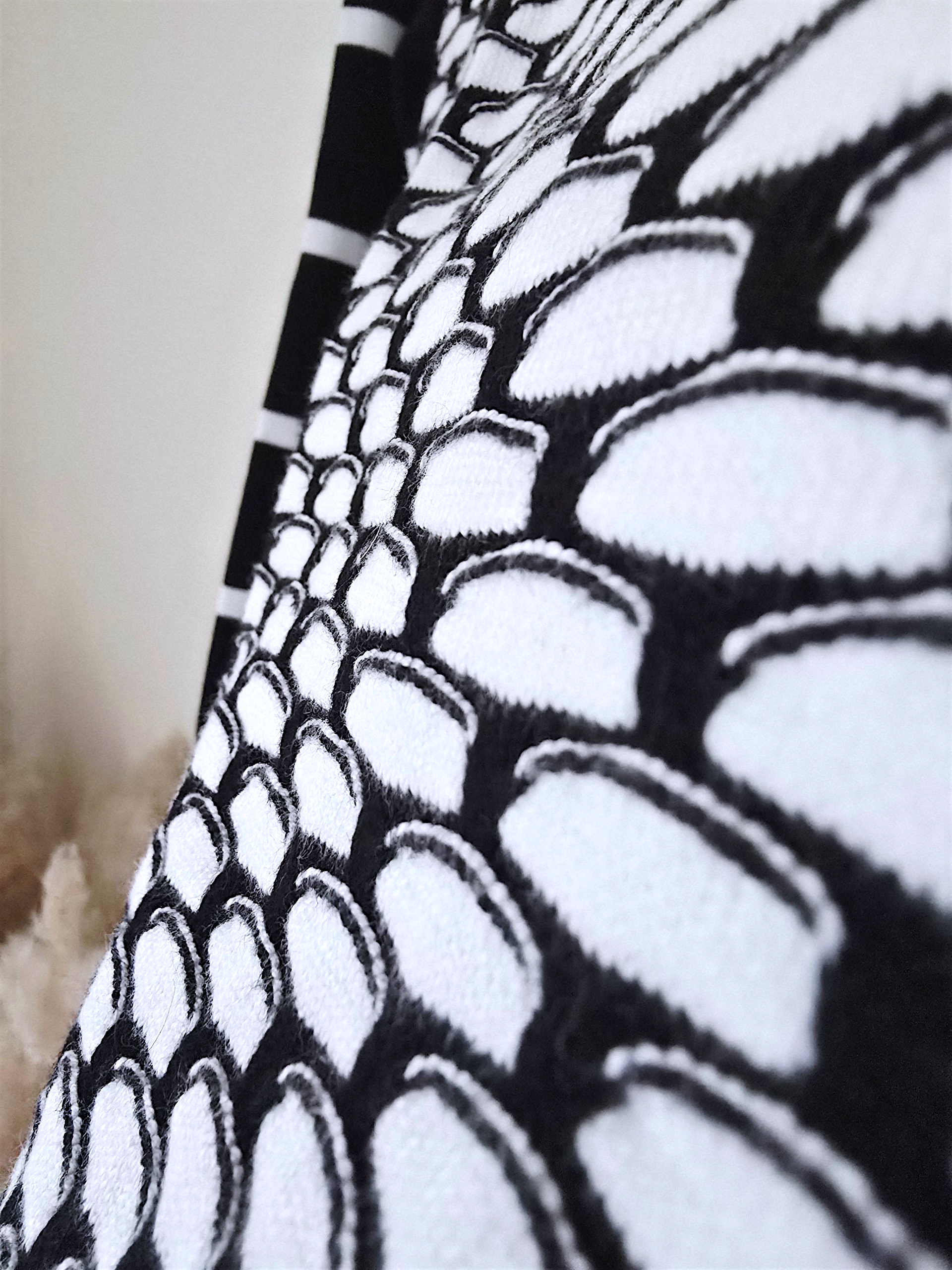 Pull noir et blanc imprimé géométrique - 𝐌𝐚𝐫𝐢𝐧𝐚𝟒𝟒𝐟𝐚𝐦𝐢𝐥𝐲