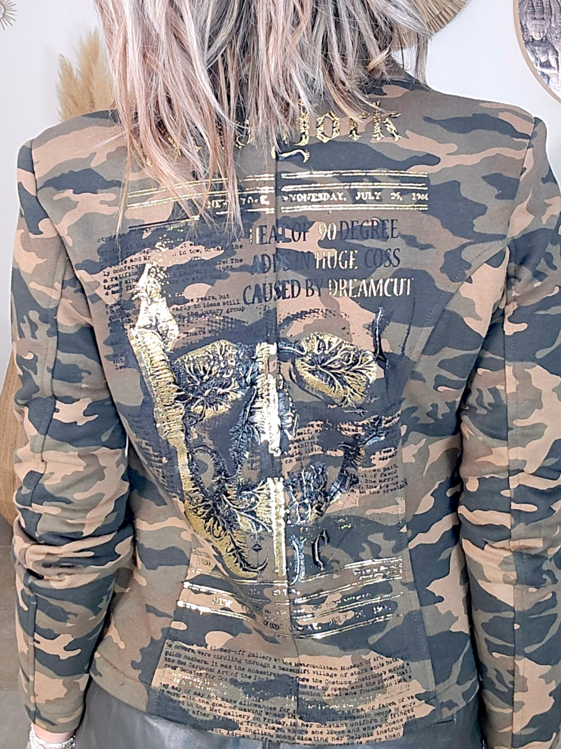 Veste cintrée camouflage kaki avec dessin et inscriptions dorées - 𝐌𝐚𝐫𝐢𝐧𝐚𝟒𝟒𝐟𝐚𝐦𝐢𝐥𝐲