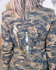 Veste cintrée camouflage kaki avec dessin et inscriptions dorées - 𝐌𝐚𝐫𝐢𝐧𝐚𝟒𝟒𝐟𝐚𝐦𝐢𝐥𝐲