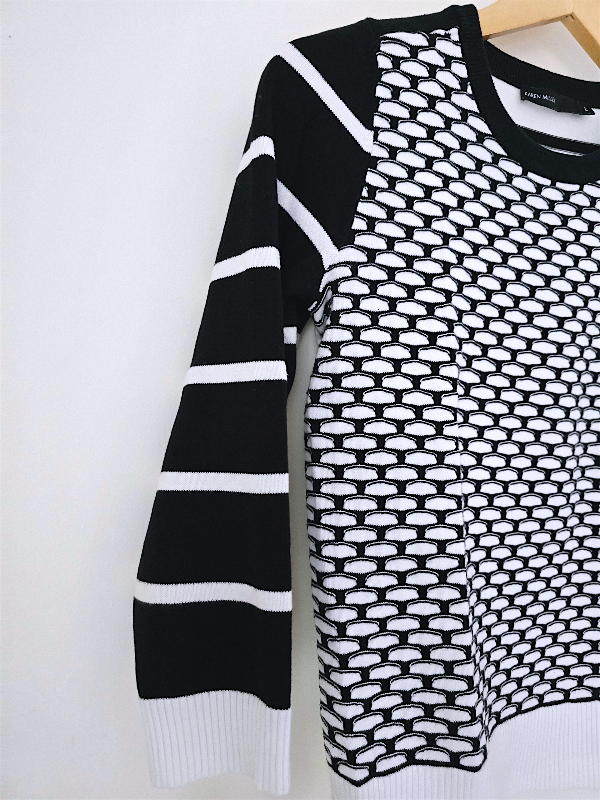 Pull noir et blanc imprimé géométrique - 𝐌𝐚𝐫𝐢𝐧𝐚𝟒𝟒𝐟𝐚𝐦𝐢𝐥𝐲