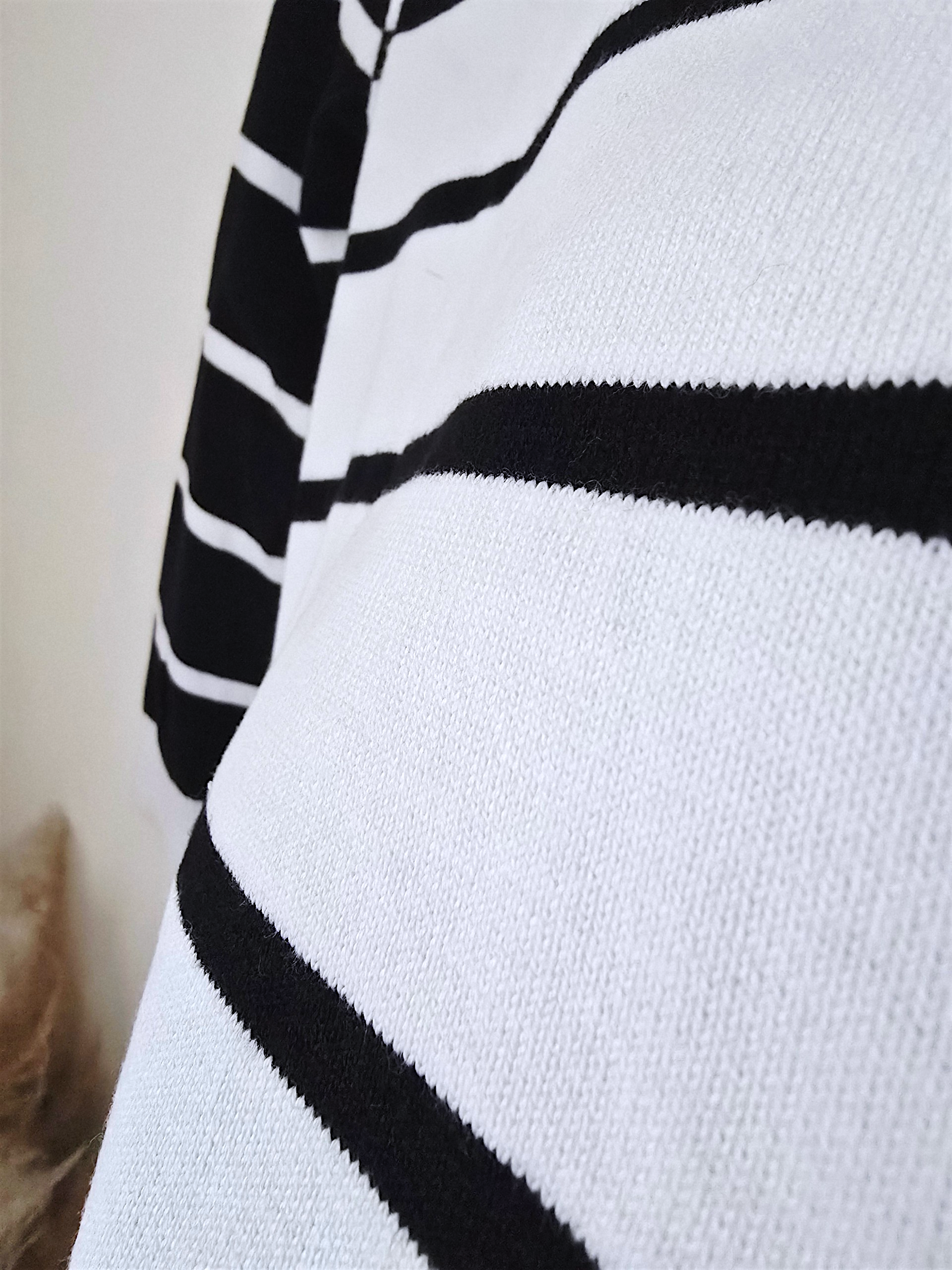 Pull noir et blanc imprimé géométrique - 𝐌𝐚𝐫𝐢𝐧𝐚𝟒𝟒𝐟𝐚𝐦𝐢𝐥𝐲