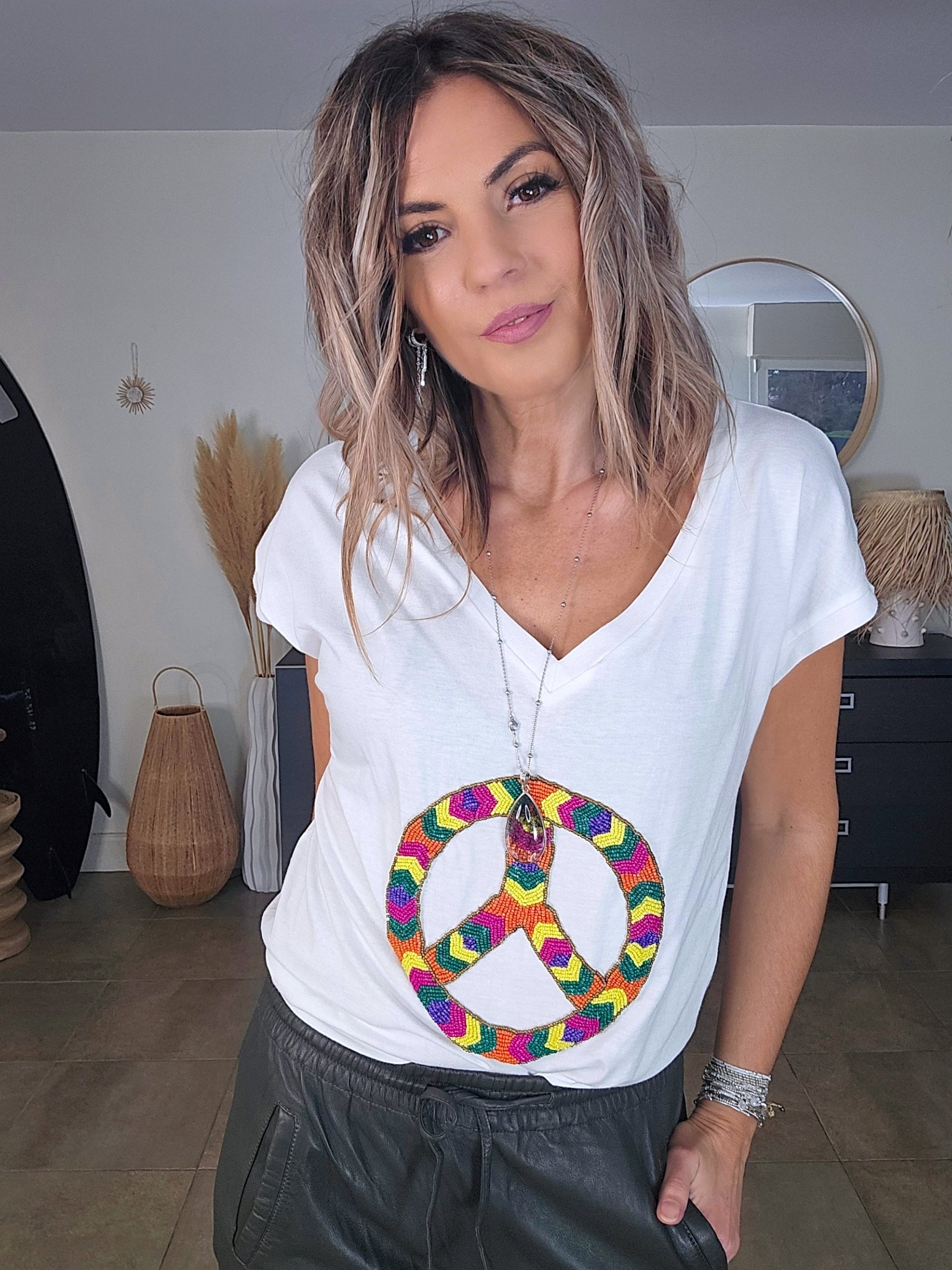 T-shirt blanc muni de perles multicolores peace n'love - 𝐌𝐚𝐫𝐢𝐧𝐚𝟒𝟒𝐟𝐚𝐦𝐢𝐥𝐲