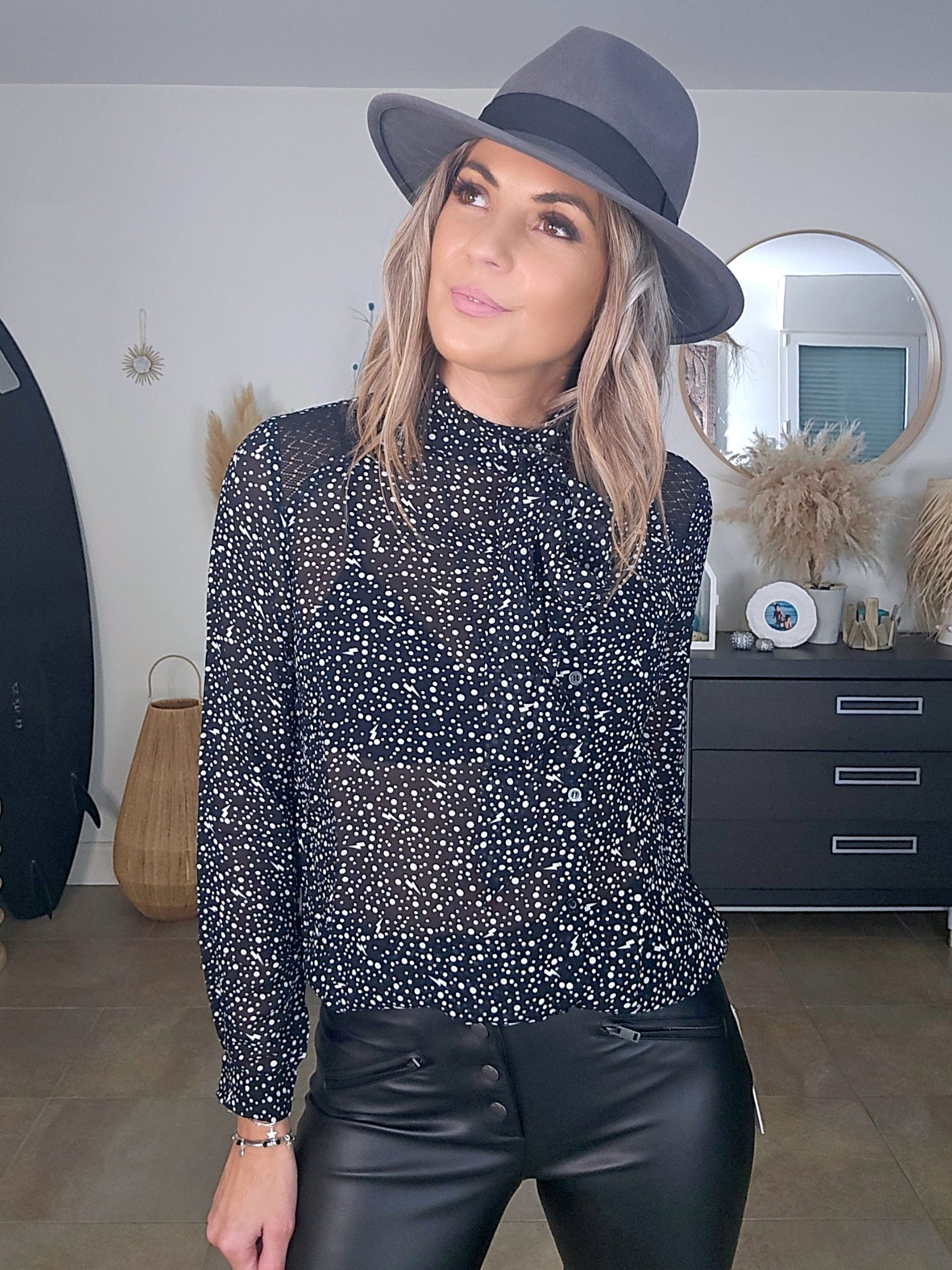 Chemise noire à imprimé éclairs et pois blancs - 𝐌𝐚𝐫𝐢𝐧𝐚𝟒𝟒𝐟𝐚𝐦𝐢𝐥𝐲