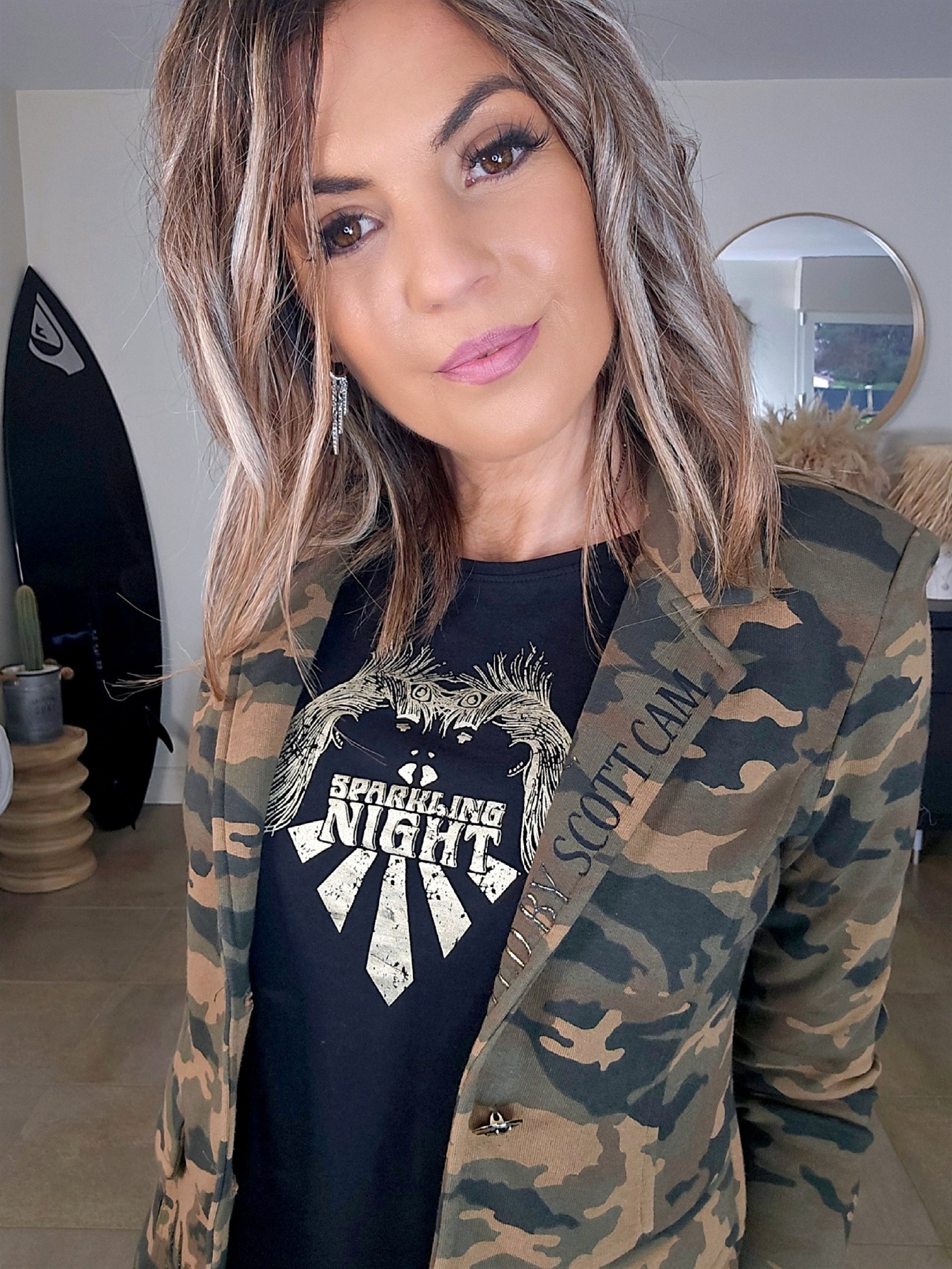 Veste cintrée camouflage kaki avec dessin et inscriptions dorées - 𝐌𝐚𝐫𝐢𝐧𝐚𝟒𝟒𝐟𝐚𝐦𝐢𝐥𝐲