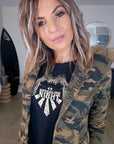 Veste cintrée camouflage kaki avec dessin et inscriptions dorées - 𝐌𝐚𝐫𝐢𝐧𝐚𝟒𝟒𝐟𝐚𝐦𝐢𝐥𝐲