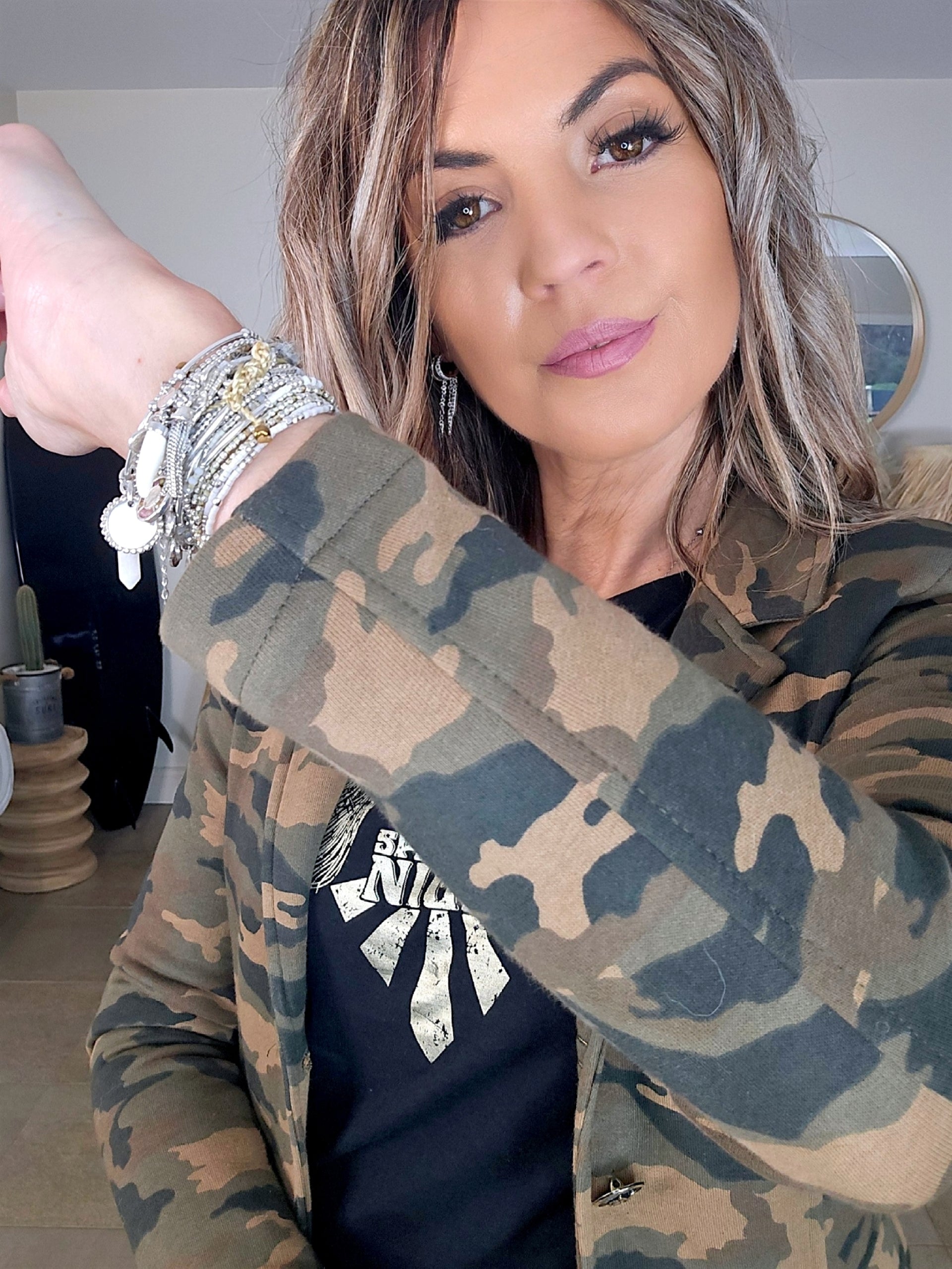 Veste cintrée camouflage kaki avec dessin et inscriptions dorées - 𝐌𝐚𝐫𝐢𝐧𝐚𝟒𝟒𝐟𝐚𝐦𝐢𝐥𝐲