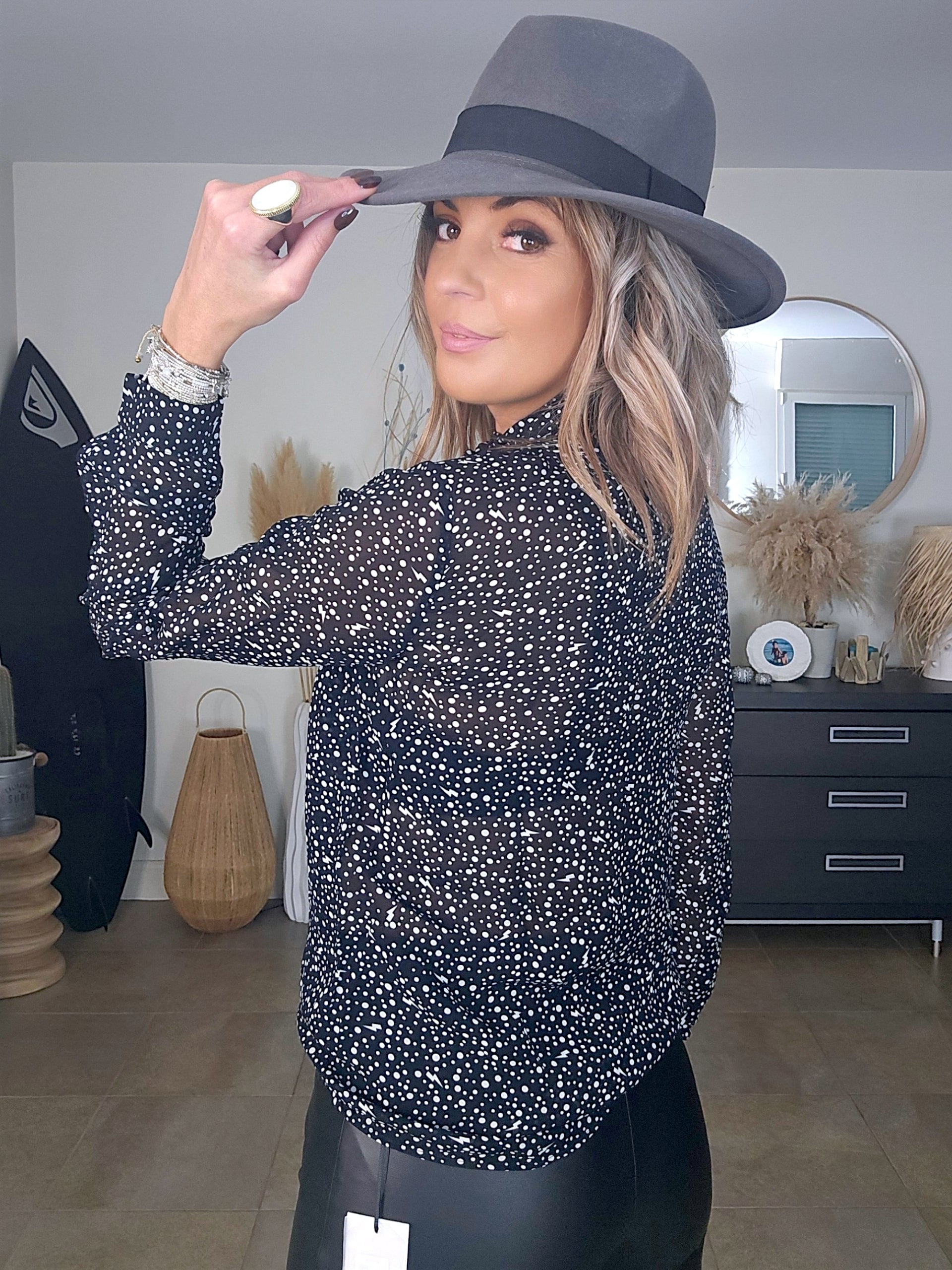 Chemise noire à imprimé éclairs et pois blancs - 𝐌𝐚𝐫𝐢𝐧𝐚𝟒𝟒𝐟𝐚𝐦𝐢𝐥𝐲