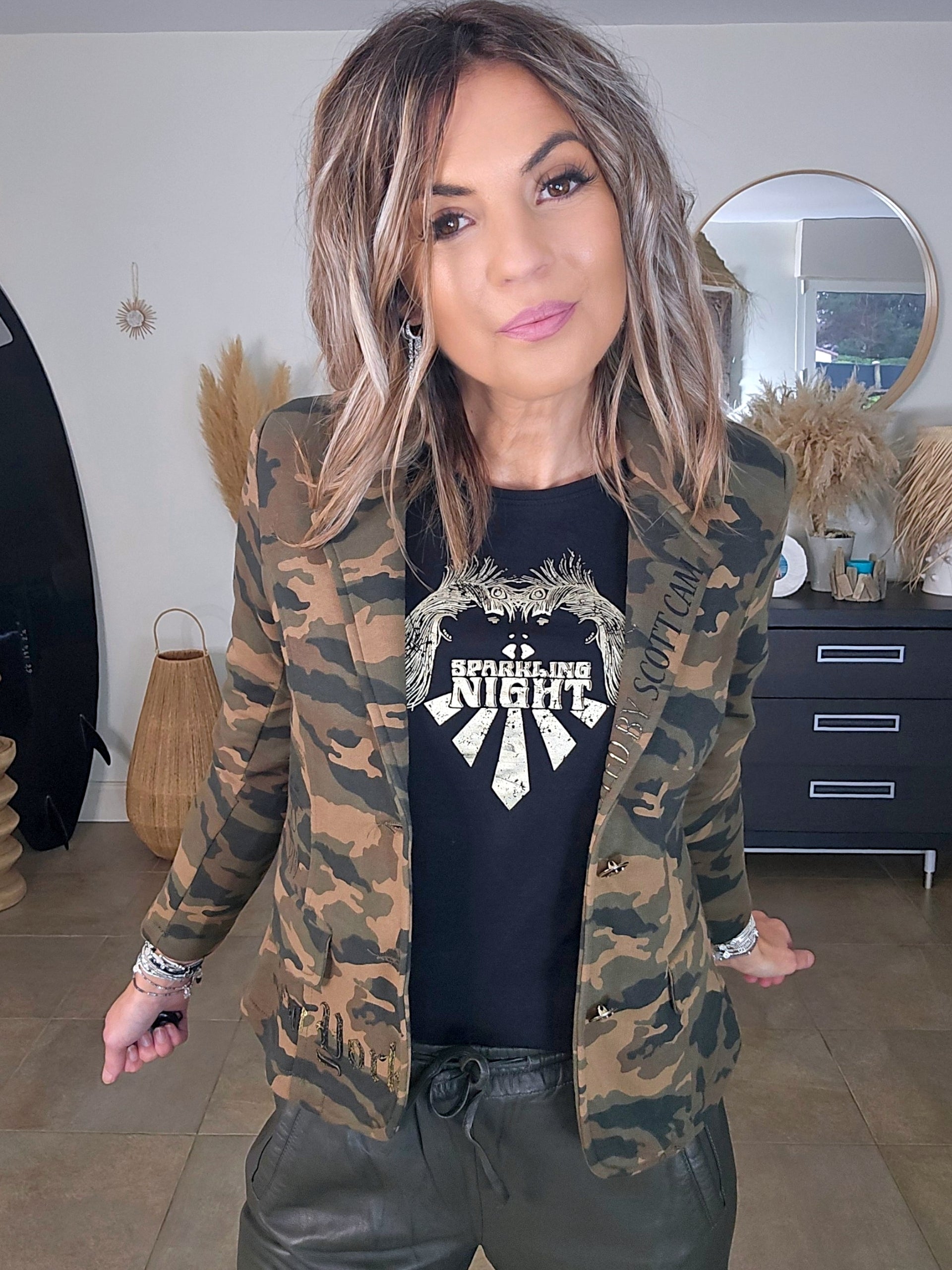 Veste cintrée camouflage kaki avec dessin et inscriptions dorées - 𝐌𝐚𝐫𝐢𝐧𝐚𝟒𝟒𝐟𝐚𝐦𝐢𝐥𝐲