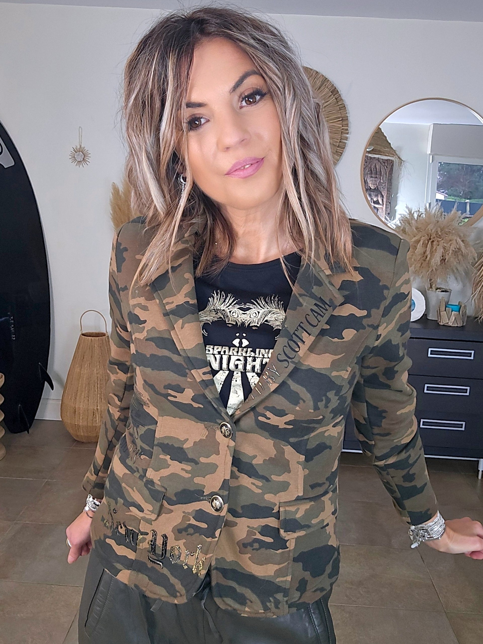 Veste cintrée camouflage kaki avec dessin et inscriptions dorées - 𝐌𝐚𝐫𝐢𝐧𝐚𝟒𝟒𝐟𝐚𝐦𝐢𝐥𝐲