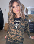 Veste cintrée camouflage kaki avec dessin et inscriptions dorées - 𝐌𝐚𝐫𝐢𝐧𝐚𝟒𝟒𝐟𝐚𝐦𝐢𝐥𝐲