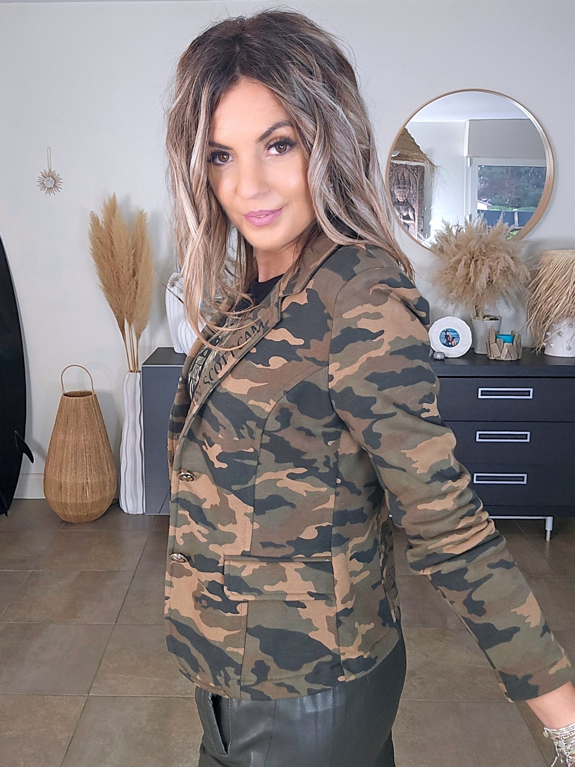 Veste cintrée camouflage kaki avec dessin et inscriptions dorées - 𝐌𝐚𝐫𝐢𝐧𝐚𝟒𝟒𝐟𝐚𝐦𝐢𝐥𝐲