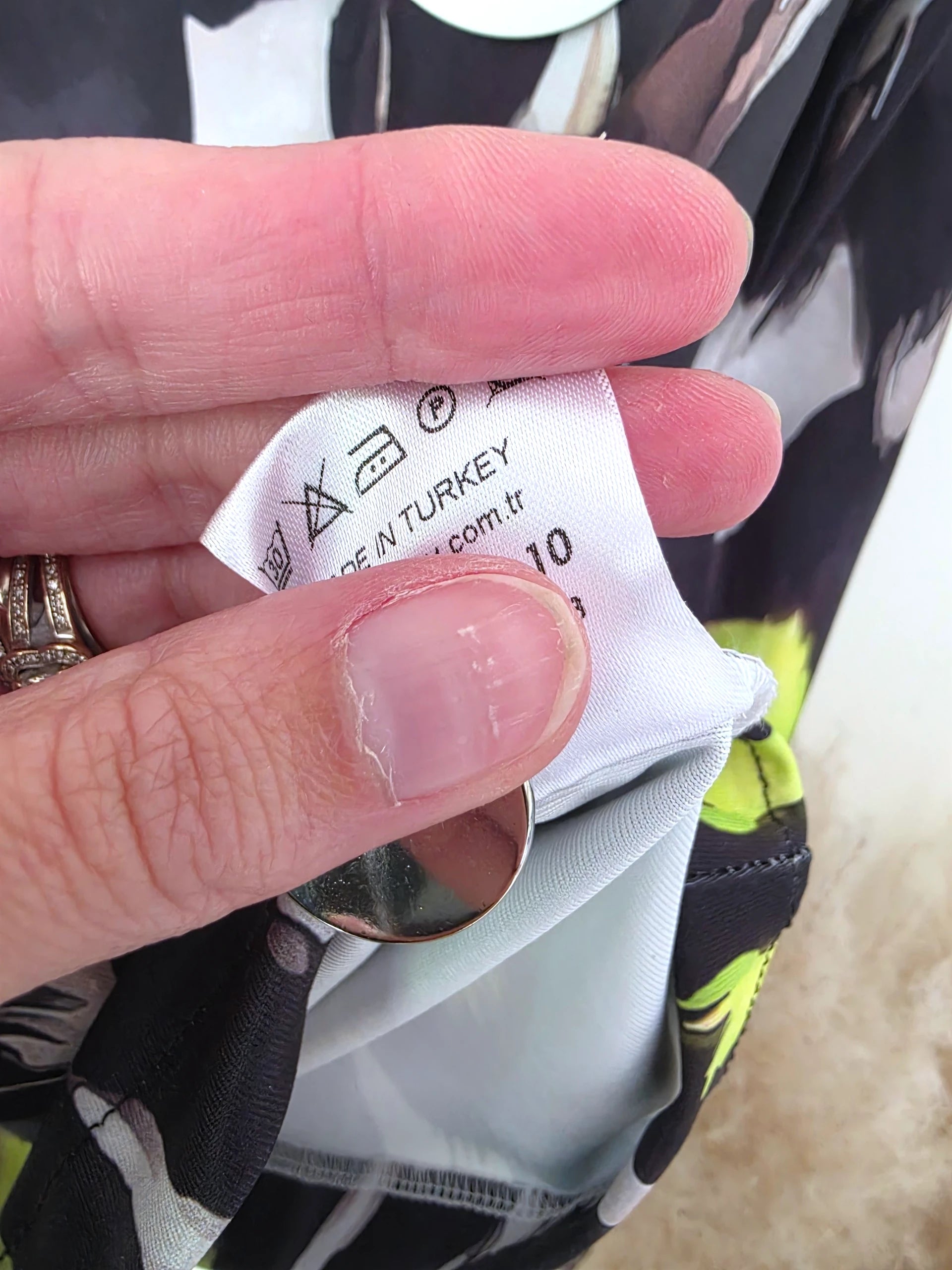 Veste cintrée noire à imprimé léopard jaune fluo - 𝐌𝐚𝐫𝐢𝐧𝐚𝟒𝟒𝐟𝐚𝐦𝐢𝐥𝐲