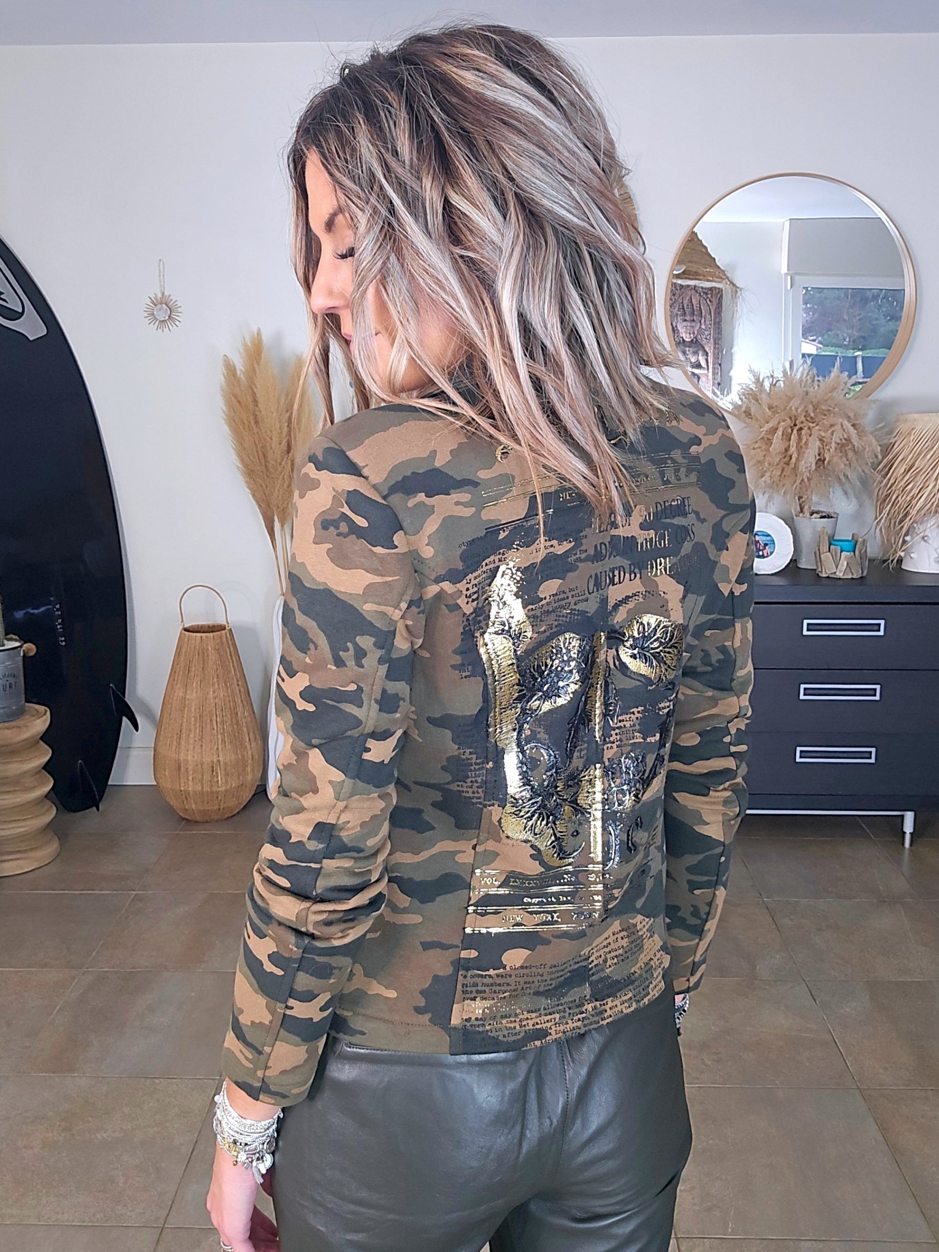 Veste cintrée camouflage kaki avec dessin et inscriptions dorées - 𝐌𝐚𝐫𝐢𝐧𝐚𝟒𝟒𝐟𝐚𝐦𝐢𝐥𝐲