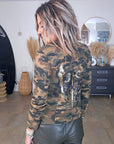 Veste cintrée camouflage kaki avec dessin et inscriptions dorées - 𝐌𝐚𝐫𝐢𝐧𝐚𝟒𝟒𝐟𝐚𝐦𝐢𝐥𝐲