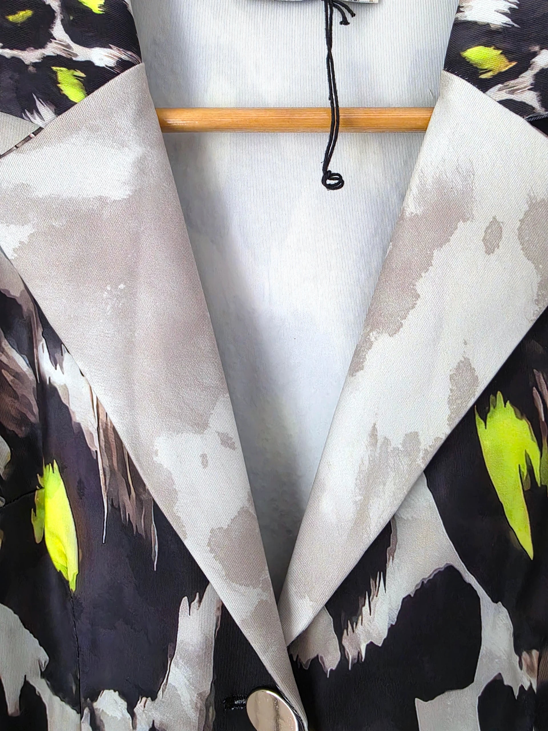 Veste cintrée noire à imprimé léopard jaune fluo - 𝐌𝐚𝐫𝐢𝐧𝐚𝟒𝟒𝐟𝐚𝐦𝐢𝐥𝐲