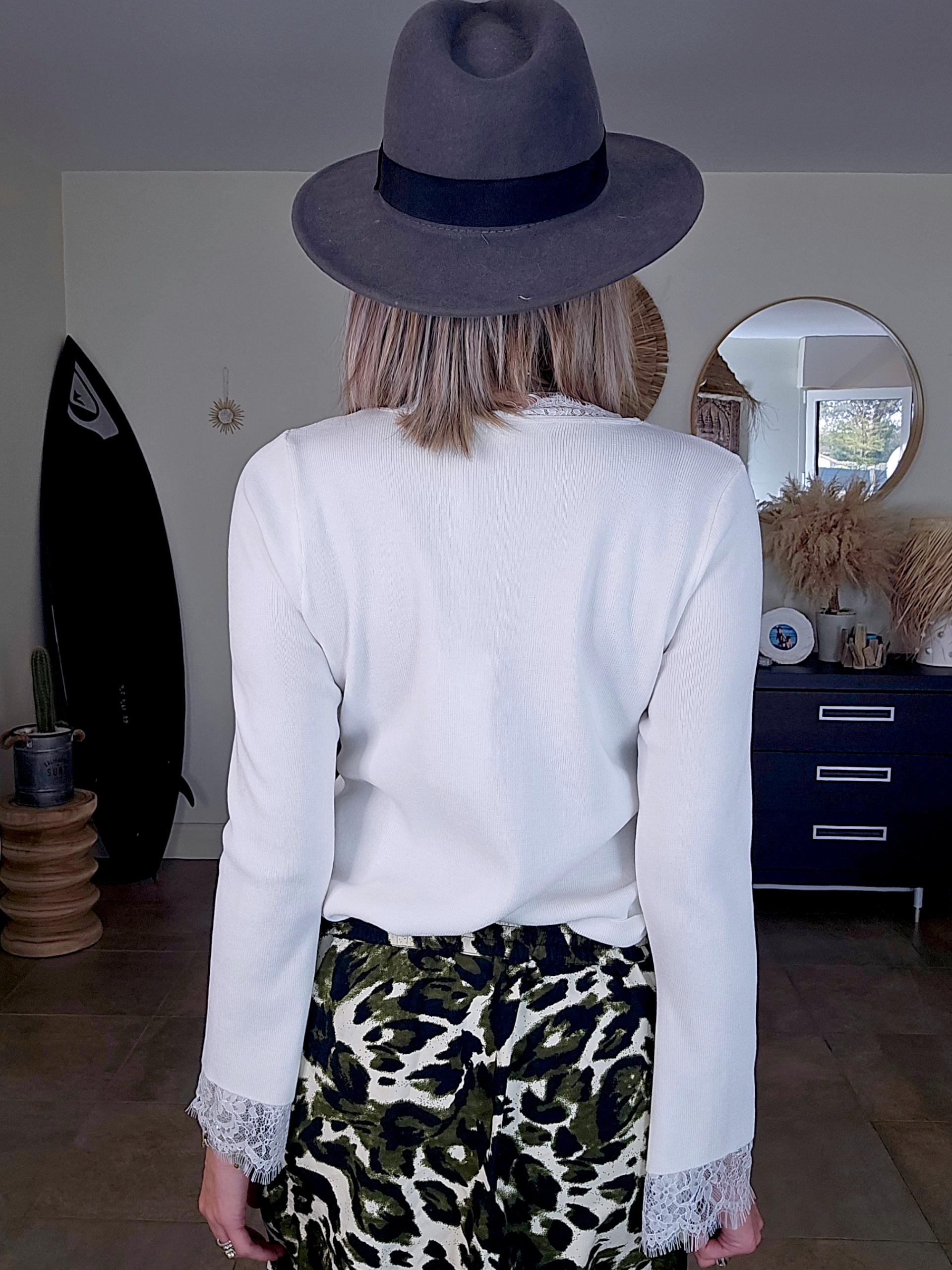 Pull blanc avec dentelle - 𝐌𝐚𝐫𝐢𝐧𝐚𝟒𝟒𝐟𝐚𝐦𝐢𝐥𝐲