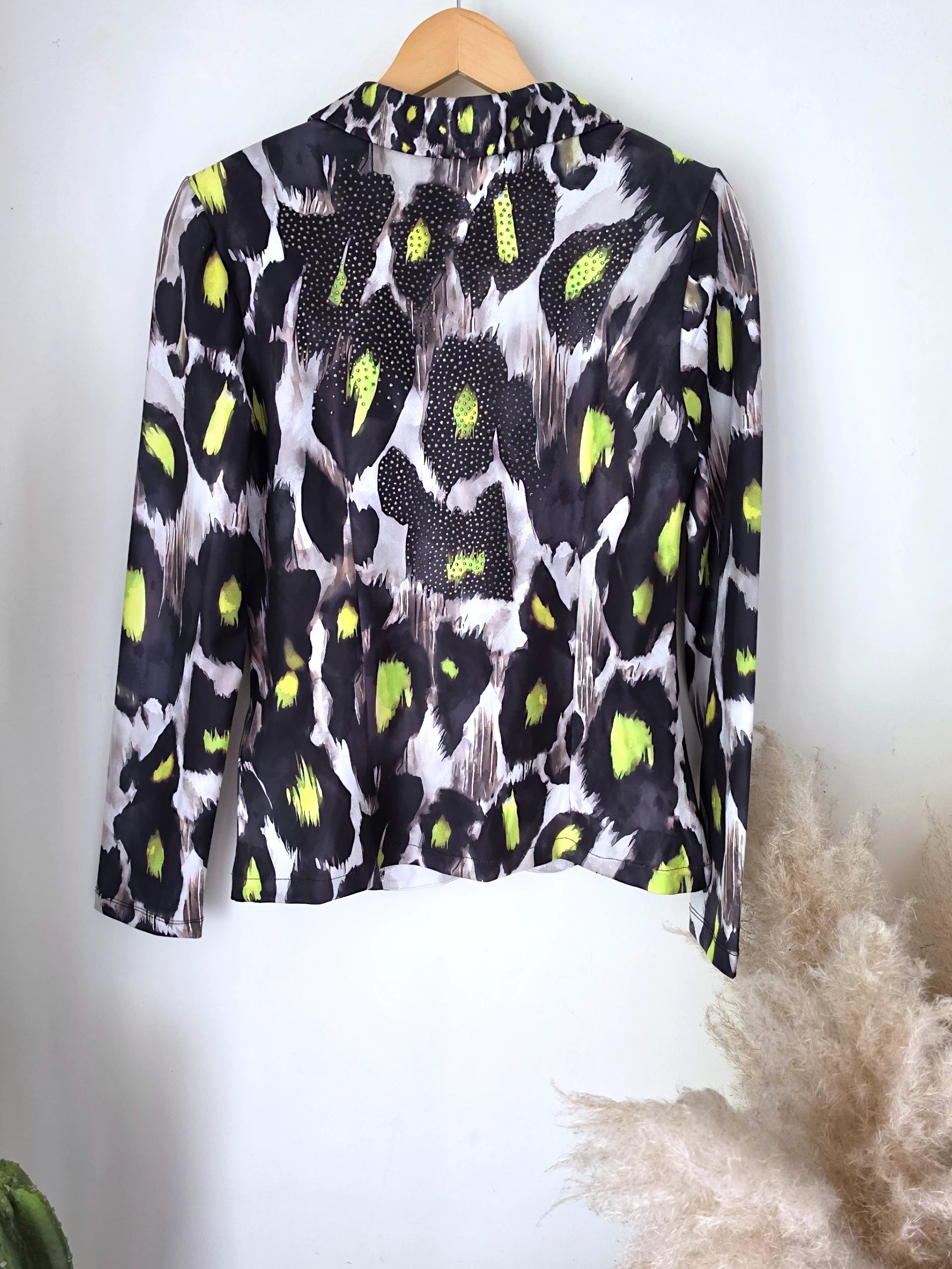 Veste cintrée noire à imprimé léopard jaune fluo - 𝐌𝐚𝐫𝐢𝐧𝐚𝟒𝟒𝐟𝐚𝐦𝐢𝐥𝐲