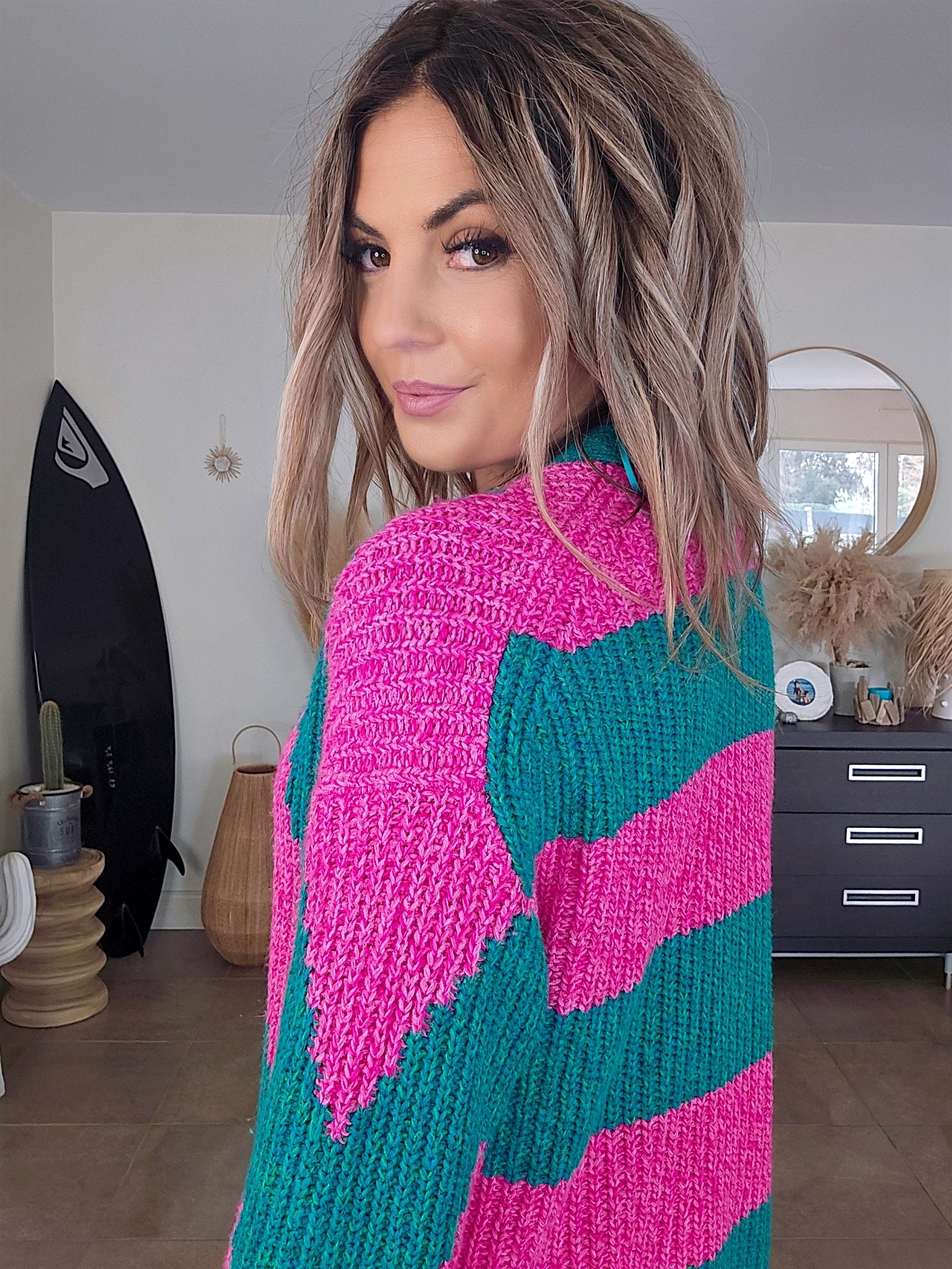 Cardigan à imprimé géométrique rose fuchsia et vert. - 𝐌𝐚𝐫𝐢𝐧𝐚𝟒𝟒𝐟𝐚𝐦𝐢𝐥𝐲