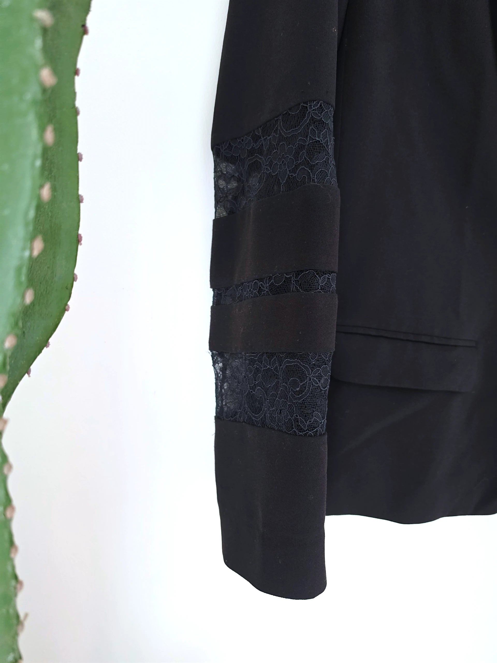 Veste noire à manches ajourées - 𝐌𝐚𝐫𝐢𝐧𝐚𝟒𝟒𝐟𝐚𝐦𝐢𝐥𝐲