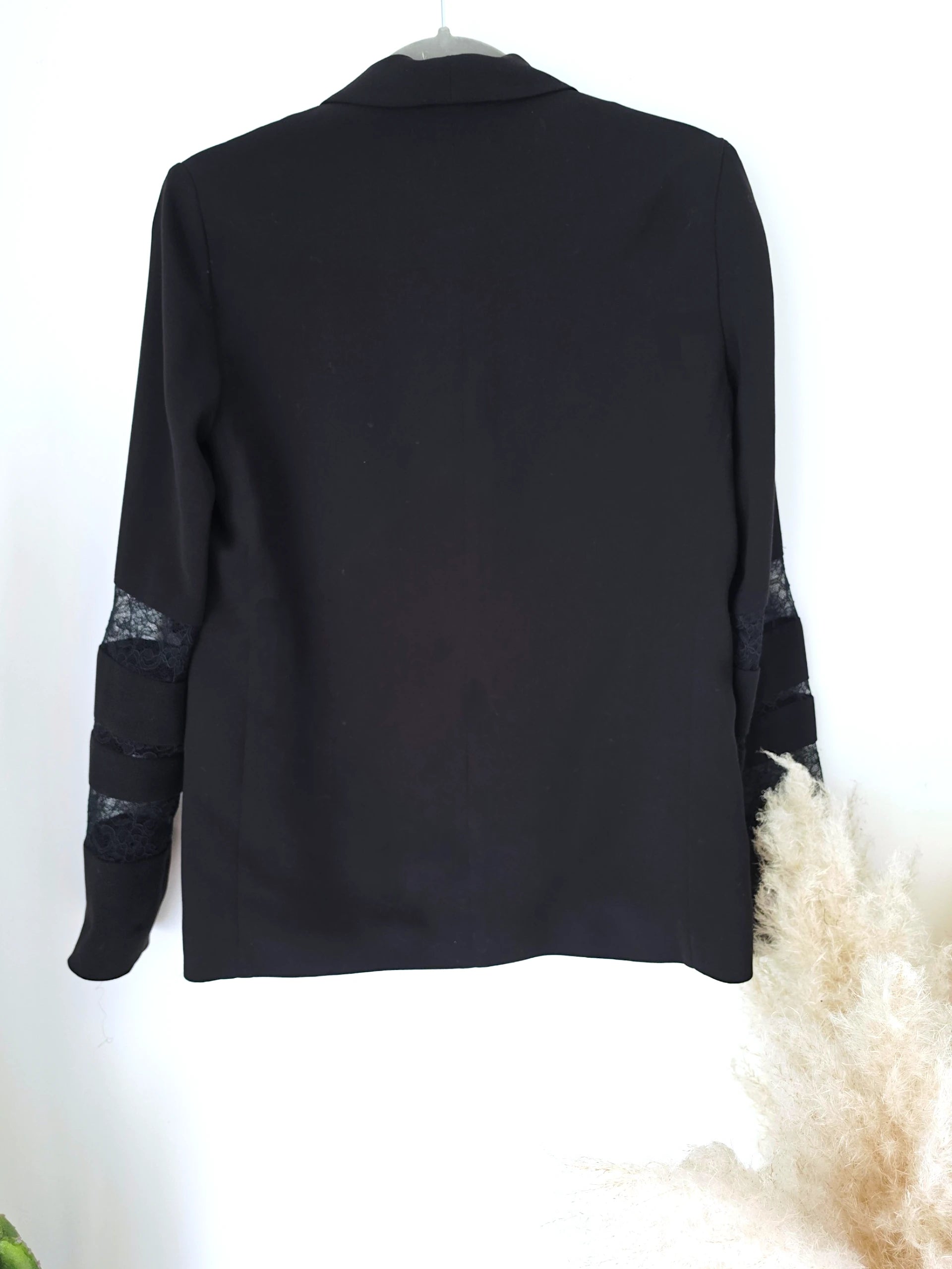 Veste noire à manches ajourées - 𝐌𝐚𝐫𝐢𝐧𝐚𝟒𝟒𝐟𝐚𝐦𝐢𝐥𝐲