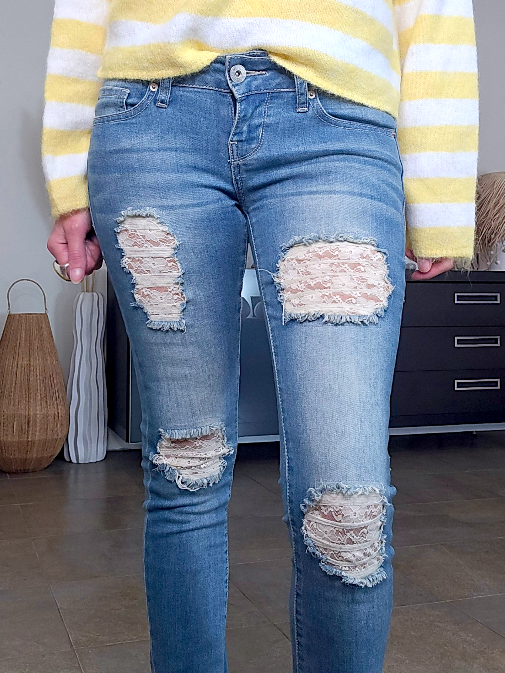 Jean bleu délavé avec empiècements en dentelle - 𝐌𝐚𝐫𝐢𝐧𝐚𝟒𝟒𝐟𝐚𝐦𝐢𝐥𝐲