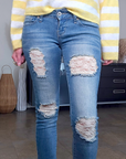Jean bleu délavé avec empiècements en dentelle - 𝐌𝐚𝐫𝐢𝐧𝐚𝟒𝟒𝐟𝐚𝐦𝐢𝐥𝐲